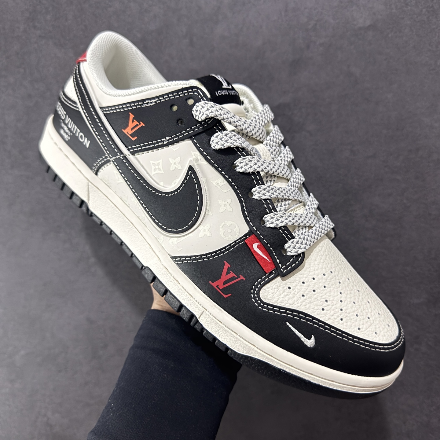 图片[3]-【定制版】Nike SB Dunk Low 联名 LV双勾红尾 周年高端定制 低帮休闲板鞋  #定制鞋盒 大厂纯原品质出货 超高清洁度 皮料切割干净无任何毛边 细节完美   货号：YX5066-358 尺码：36 36.5 37.5 38 36.5 39 40 40.5 41 42 42.5 43 44 44.5 45-选品中心