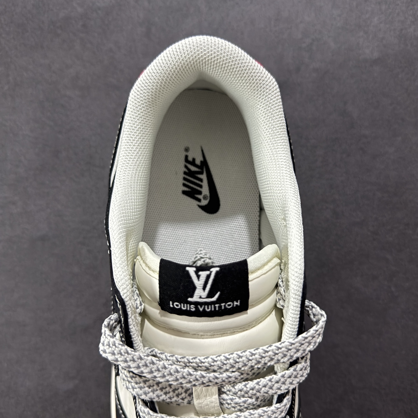 图片[7]-【定制版】Nike SB Dunk Low 联名 LV双勾红尾 周年高端定制 低帮休闲板鞋  #定制鞋盒 大厂纯原品质出货 超高清洁度 皮料切割干净无任何毛边 细节完美   货号：YX5066-358 尺码：36 36.5 37.5 38 36.5 39 40 40.5 41 42 42.5 43 44 44.5 45-选品中心