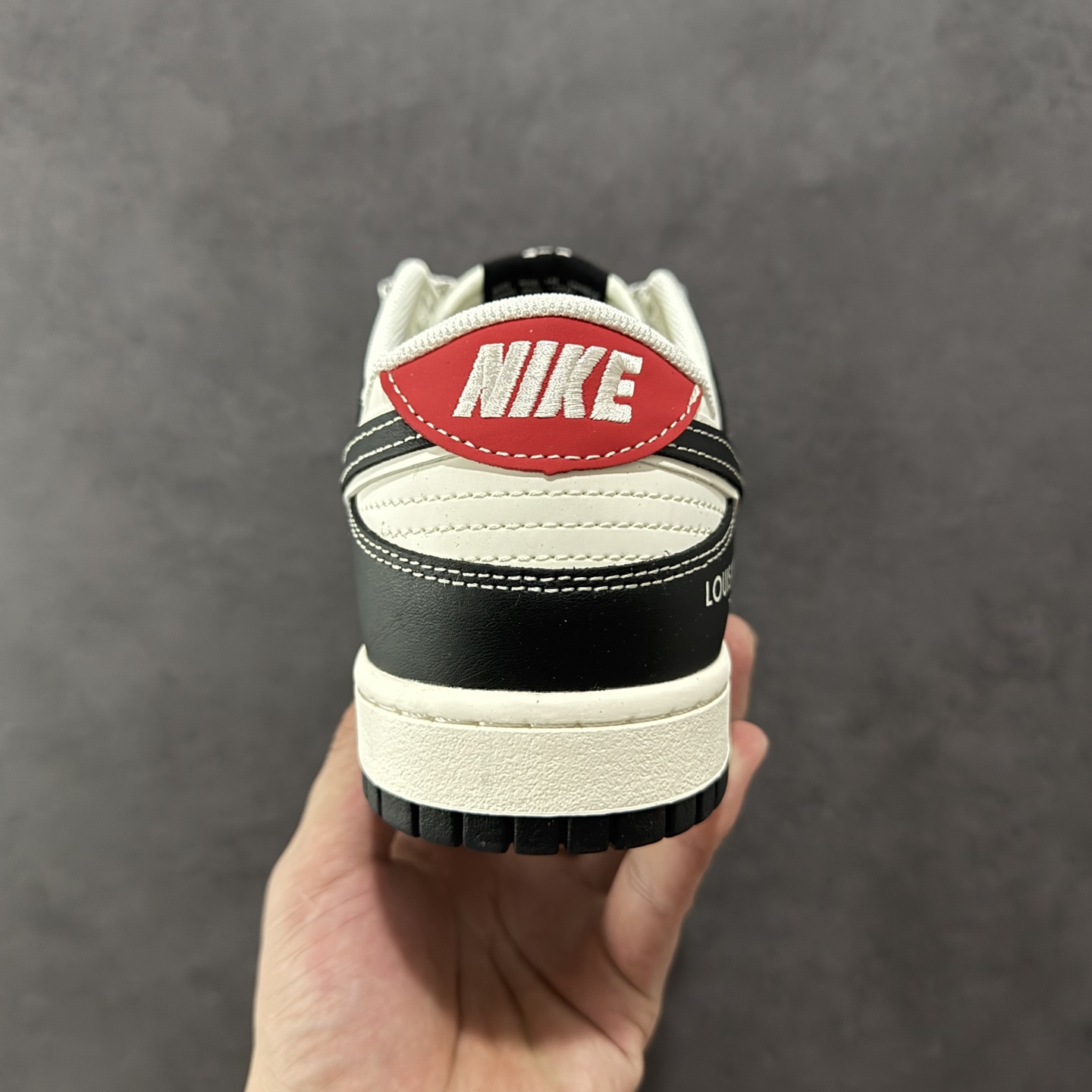 图片[4]-【定制版】Nike SB Dunk Low 联名 LV双勾红尾 周年高端定制 低帮休闲板鞋  #定制鞋盒 大厂纯原品质出货 超高清洁度 皮料切割干净无任何毛边 细节完美   货号：YX5066-358 尺码：36 36.5 37.5 38 36.5 39 40 40.5 41 42 42.5 43 44 44.5 45-选品中心