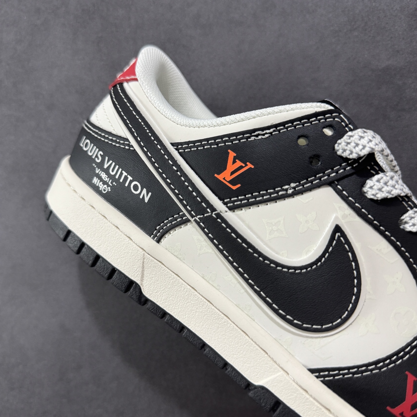 图片[6]-【定制版】Nike SB Dunk Low 联名 LV双勾红尾 周年高端定制 低帮休闲板鞋  #定制鞋盒 大厂纯原品质出货 超高清洁度 皮料切割干净无任何毛边 细节完美   货号：YX5066-358 尺码：36 36.5 37.5 38 36.5 39 40 40.5 41 42 42.5 43 44 44.5 45-选品中心