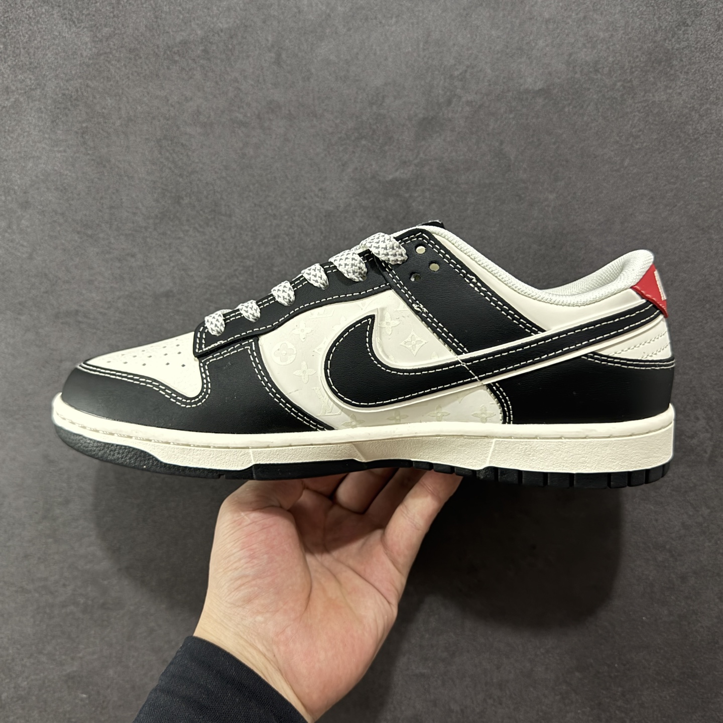 图片[2]-【定制版】Nike SB Dunk Low 联名 LV双勾红尾 周年高端定制 低帮休闲板鞋  #定制鞋盒 大厂纯原品质出货 超高清洁度 皮料切割干净无任何毛边 细节完美   货号：YX5066-358 尺码：36 36.5 37.5 38 36.5 39 40 40.5 41 42 42.5 43 44 44.5 45-选品中心