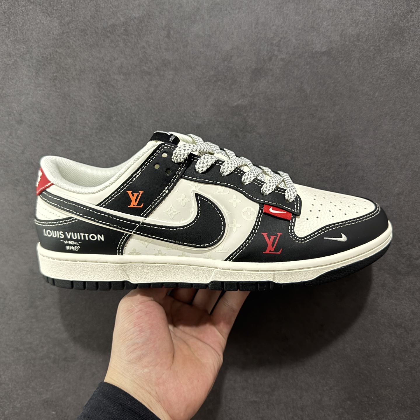 【定制版】Nike SB Dunk Low 联名 LV双勾红尾 周年高端定制 低帮休闲板鞋  #定制鞋盒 大厂纯原品质出货 超高清洁度 皮料切割干净无任何毛边 细节完美   货号:YX5066-358 尺码:36 36.5 37.5 38 36.5 39 40 40.5 41 42 42.5 43 44 44.5 45-选品中心