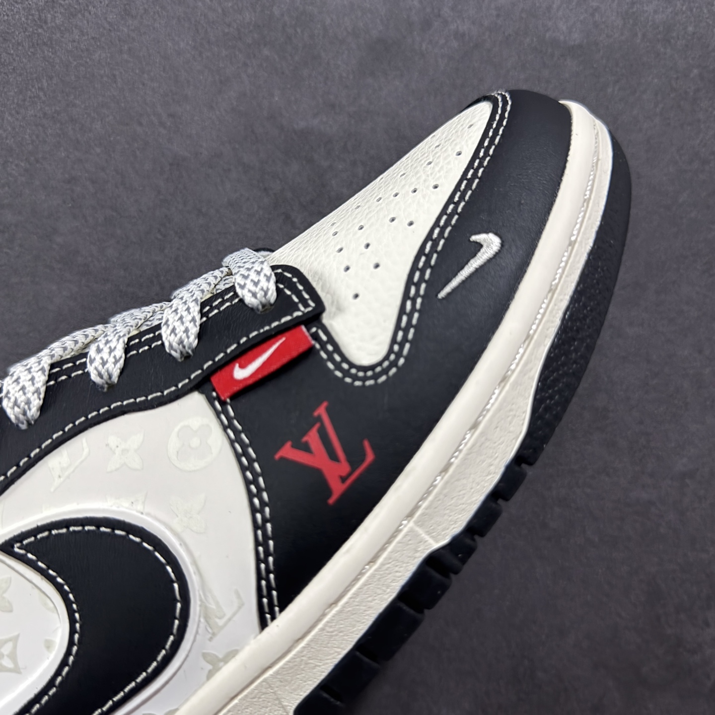 图片[5]-【定制版】Nike SB Dunk Low 联名 LV双勾红尾 周年高端定制 低帮休闲板鞋  #定制鞋盒 大厂纯原品质出货 超高清洁度 皮料切割干净无任何毛边 细节完美   货号：YX5066-358 尺码：36 36.5 37.5 38 36.5 39 40 40.5 41 42 42.5 43 44 44.5 45-选品中心