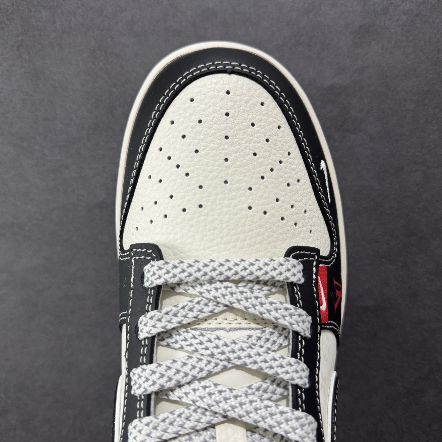 图片[8]-【定制版】Nike SB Dunk Low 联名 LV双勾红尾 周年高端定制 低帮休闲板鞋  #定制鞋盒 大厂纯原品质出货 超高清洁度 皮料切割干净无任何毛边 细节完美   货号：YX5066-358 尺码：36 36.5 37.5 38 36.5 39 40 40.5 41 42 42.5 43 44 44.5 45-选品中心