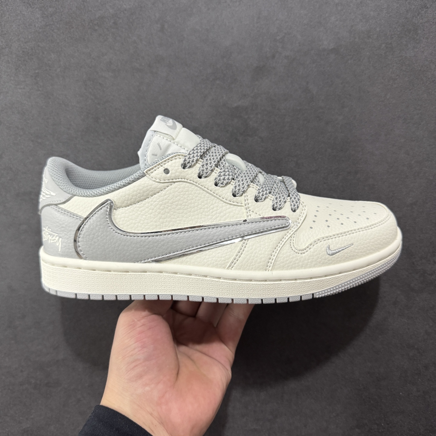【定制版】Air Jordan 1 Low AJ1 乔一联名 高端定制 低帮复古休闲板鞋 货号:ST5696-262 定制鞋盒 大厂纯原品质出货 超高清洁度 皮料切割干净无任何毛边 细节完美 尺码:36 36.5 37.5 38 38.5 39 40 40.5 41 42 42.5 43 44 44.5 45-选品中心