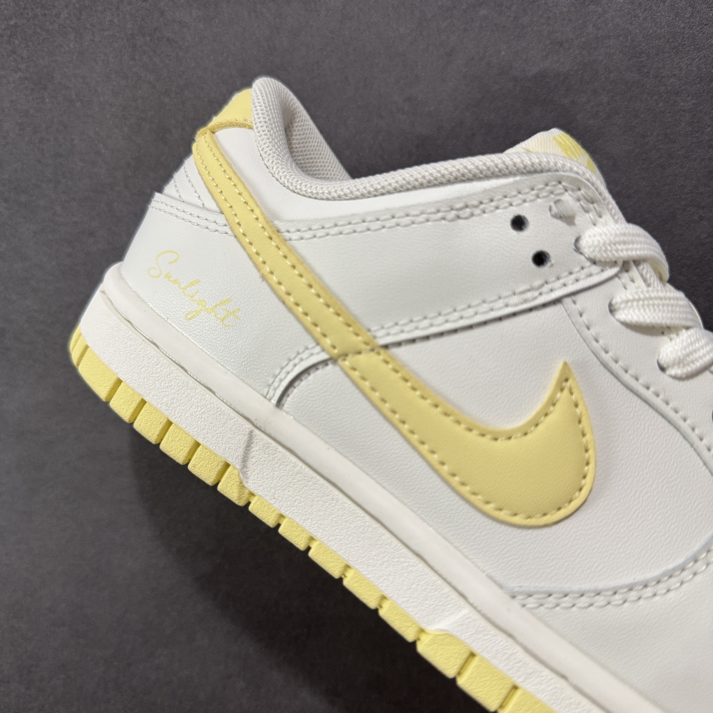 图片[6]-【YC纯原】Nike Dunk Low 云纱蜜境 此款采用杏仁奶白色的鞋面，温柔似绵密云纱般覆盖鞋身，带来柔光漫射般的纯净质感，高级百搭。撷取一缕日光晨曦点染Swoosh，轻盈纯净中，跃动一抹亮色，将柔和的甜润与明媚的元气，巧妙揉合，在纯净云纱里，收藏一束日光。 货号： WY0406-020 尺码： 35.5 36 36.5 37.5 38 38.5 39 40-选品中心