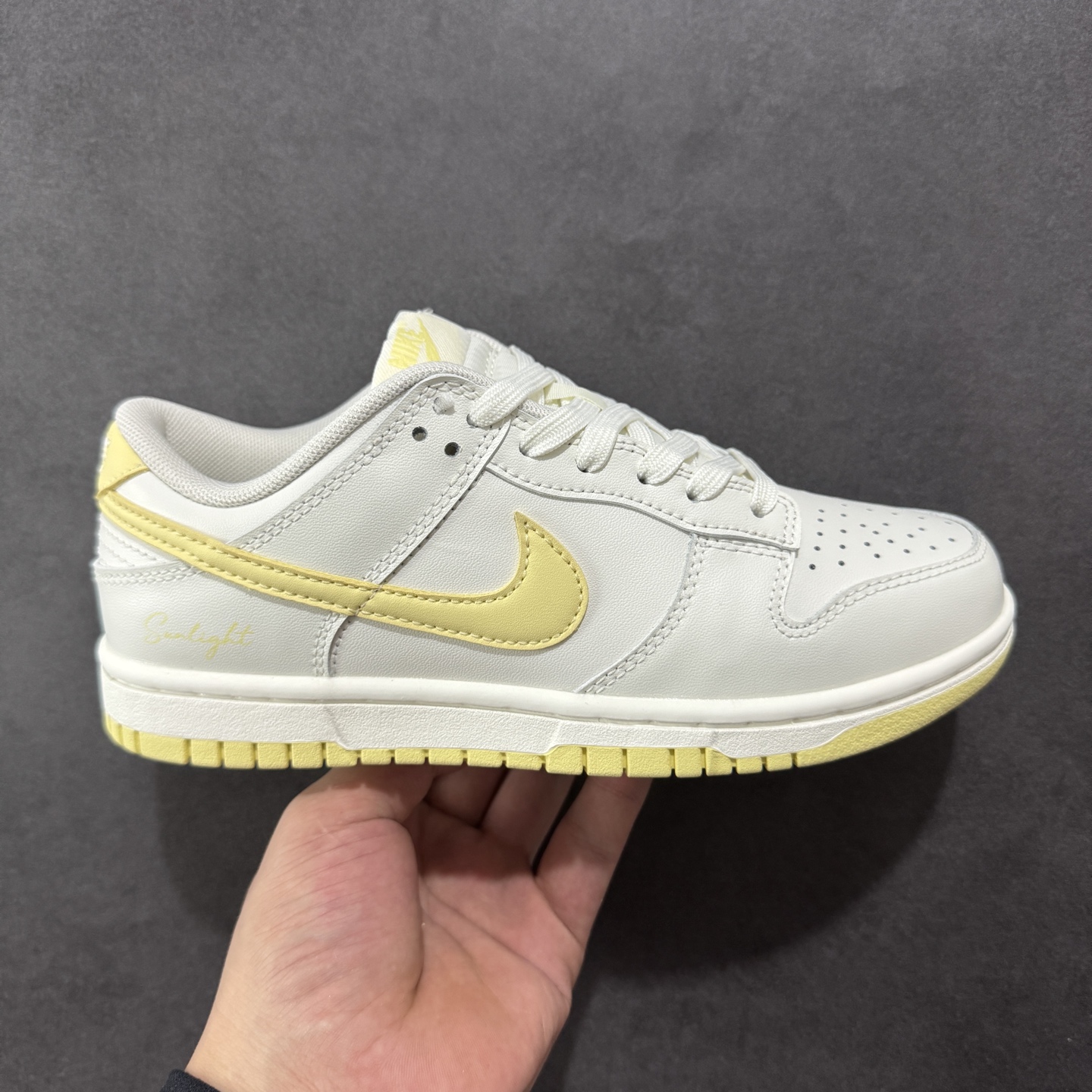 【YC纯原】Nike Dunk Low 云纱蜜境 此款采用杏仁奶白色的鞋面,温柔似绵密云纱般覆盖鞋身,带来柔光漫射般的纯净质感,高级百搭。撷取一缕日光晨曦点染Swoosh,轻盈纯净中,跃动一抹亮色,将柔和的甜润与明媚的元气,巧妙揉合,在纯净云纱里,收藏一束日光。 货号: WY0406-020 尺码: 35.5 36 36.5 37.5 38 38.5 39 40-选品中心