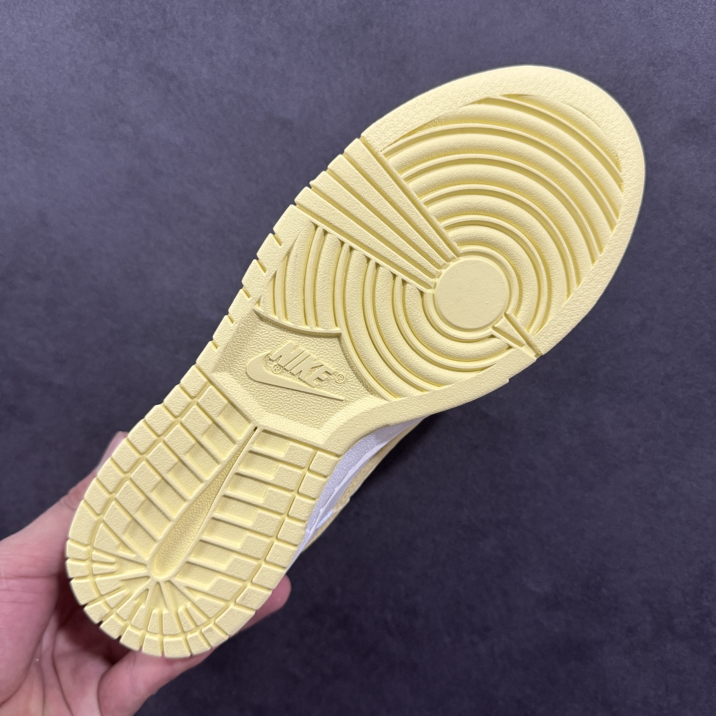 图片[9]-【YC纯原】Nike Dunk Low 云纱蜜境 此款采用杏仁奶白色的鞋面，温柔似绵密云纱般覆盖鞋身，带来柔光漫射般的纯净质感，高级百搭。撷取一缕日光晨曦点染Swoosh，轻盈纯净中，跃动一抹亮色，将柔和的甜润与明媚的元气，巧妙揉合，在纯净云纱里，收藏一束日光。 货号： WY0406-020 尺码： 35.5 36 36.5 37.5 38 38.5 39 40-选品中心