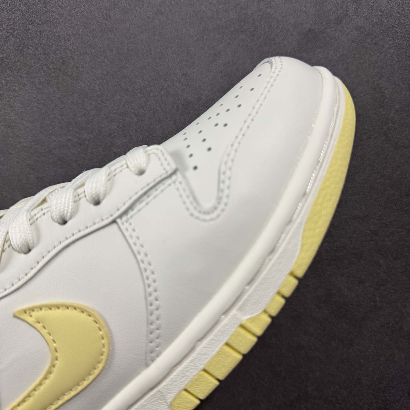 图片[5]-【YC纯原】Nike Dunk Low 云纱蜜境 此款采用杏仁奶白色的鞋面，温柔似绵密云纱般覆盖鞋身，带来柔光漫射般的纯净质感，高级百搭。撷取一缕日光晨曦点染Swoosh，轻盈纯净中，跃动一抹亮色，将柔和的甜润与明媚的元气，巧妙揉合，在纯净云纱里，收藏一束日光。 货号： WY0406-020 尺码： 35.5 36 36.5 37.5 38 38.5 39 40-选品中心