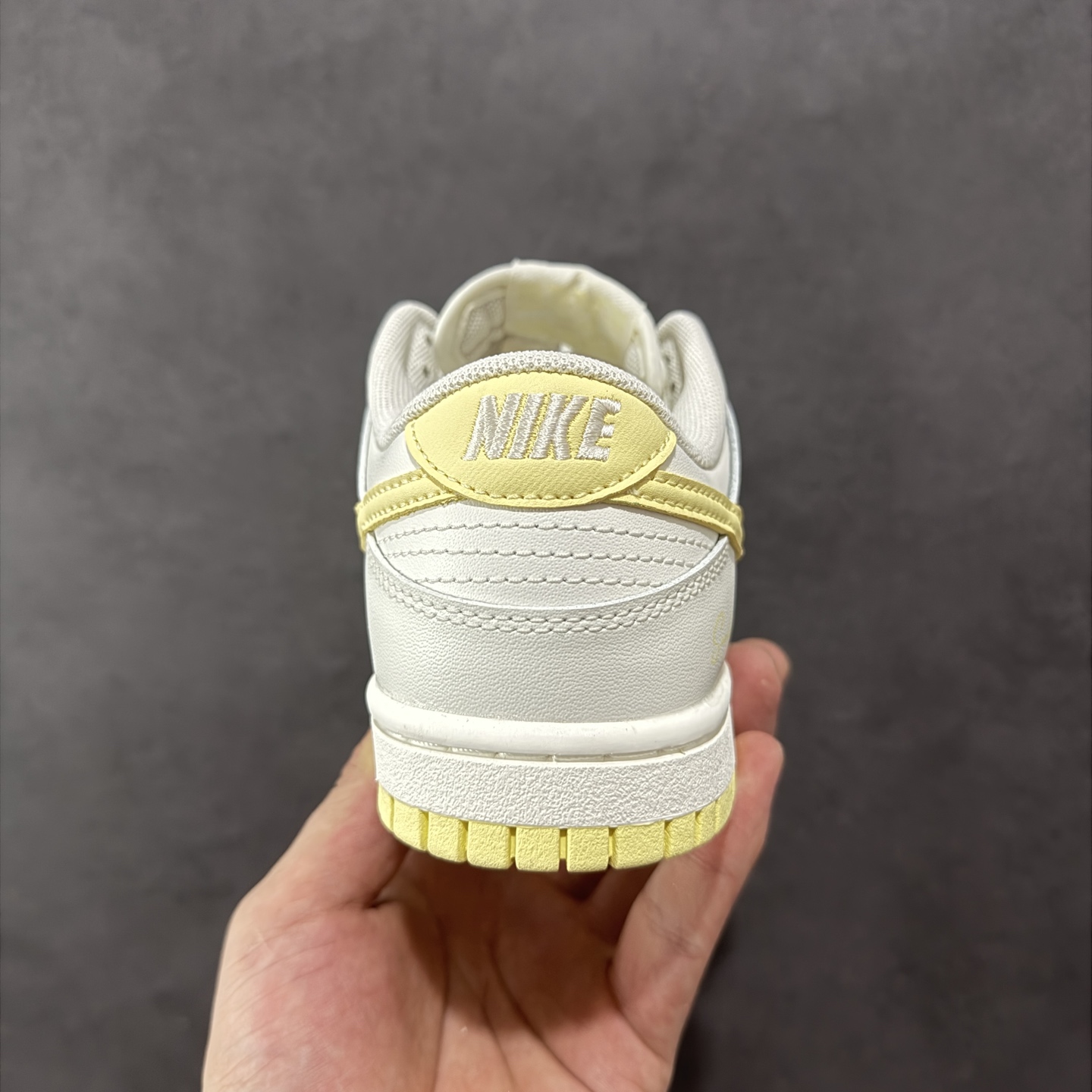 图片[4]-【YC纯原】Nike Dunk Low 云纱蜜境 此款采用杏仁奶白色的鞋面，温柔似绵密云纱般覆盖鞋身，带来柔光漫射般的纯净质感，高级百搭。撷取一缕日光晨曦点染Swoosh，轻盈纯净中，跃动一抹亮色，将柔和的甜润与明媚的元气，巧妙揉合，在纯净云纱里，收藏一束日光。 货号： WY0406-020 尺码： 35.5 36 36.5 37.5 38 38.5 39 40-选品中心
