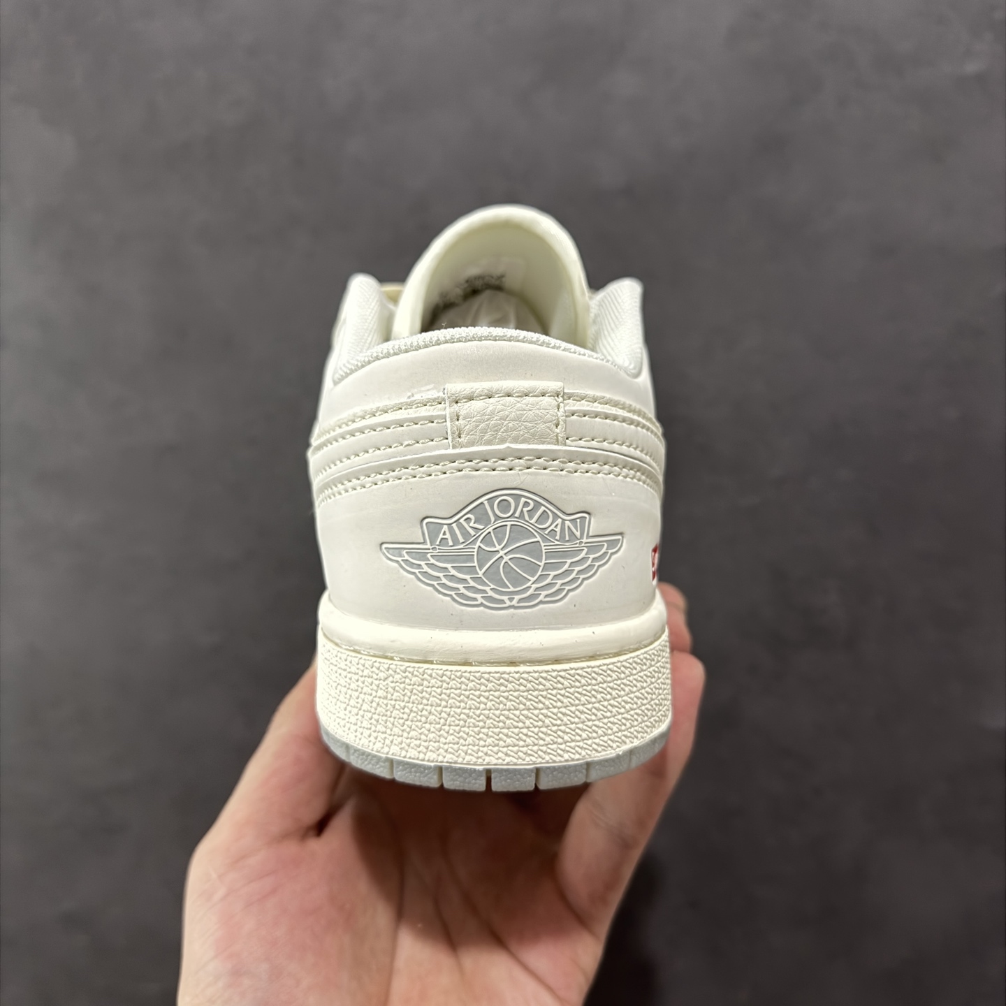 图片[4]-【定制版】Air Jordan 1 Low AJ1 乔1 Supreme联名 米灰双色 高端定制 低帮复古篮球鞋  #定制鞋盒 大厂纯原品质出货 超高清洁度 皮料切割干净无任何毛边 细节完美   货号：XX3168-175 尺码：36 36.5 37.5 38 38.5 39 40 40.5 41 42 42.5 43 44 44.5 45-选品中心