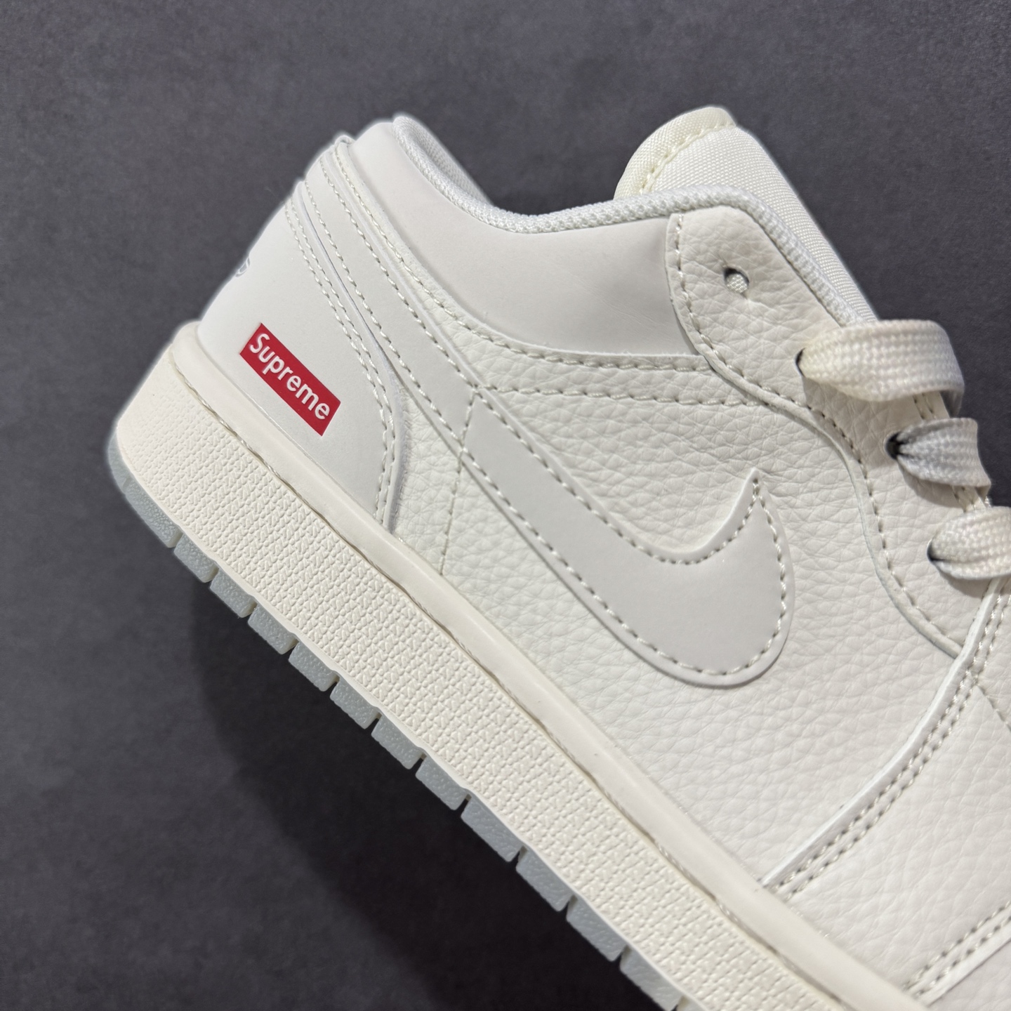 图片[7]-【定制版】Air Jordan 1 Low AJ1 乔1 Supreme联名 米灰双色 高端定制 低帮复古篮球鞋  #定制鞋盒 大厂纯原品质出货 超高清洁度 皮料切割干净无任何毛边 细节完美   货号：XX3168-175 尺码：36 36.5 37.5 38 38.5 39 40 40.5 41 42 42.5 43 44 44.5 45-选品中心