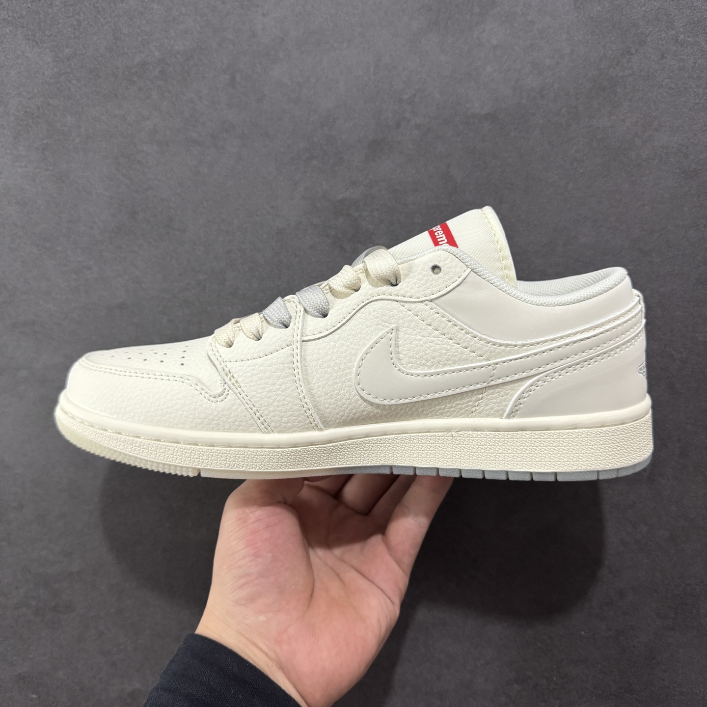 图片[2]-【定制版】Air Jordan 1 Low AJ1 乔1 Supreme联名 米灰双色 高端定制 低帮复古篮球鞋  #定制鞋盒 大厂纯原品质出货 超高清洁度 皮料切割干净无任何毛边 细节完美   货号：XX3168-175 尺码：36 36.5 37.5 38 38.5 39 40 40.5 41 42 42.5 43 44 44.5 45-选品中心