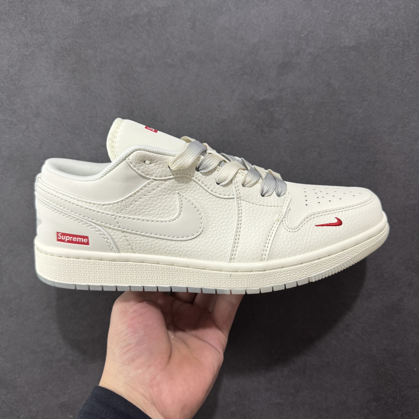 【定制版】Air Jordan 1 Low AJ1 乔1 Supreme联名 米灰双色 高端定制 低帮复古篮球鞋  #定制鞋盒 大厂纯原品质出货 超高清洁度 皮料切割干净无任何毛边 细节完美   货号:XX3168-175 尺码:36 36.5 37.5 38 38.5 39 40 40.5 41 42 42.5 43 44 44.5 45-选品中心