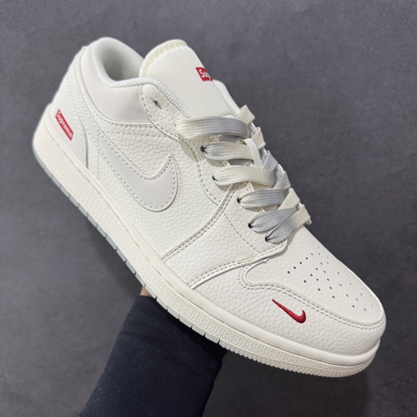 图片[3]-【定制版】Air Jordan 1 Low AJ1 乔1 Supreme联名 米灰双色 高端定制 低帮复古篮球鞋  #定制鞋盒 大厂纯原品质出货 超高清洁度 皮料切割干净无任何毛边 细节完美   货号：XX3168-175 尺码：36 36.5 37.5 38 38.5 39 40 40.5 41 42 42.5 43 44 44.5 45-选品中心