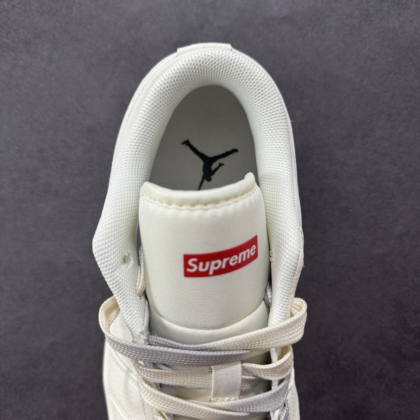 图片[8]-【定制版】Air Jordan 1 Low AJ1 乔1 Supreme联名 米灰双色 高端定制 低帮复古篮球鞋  #定制鞋盒 大厂纯原品质出货 超高清洁度 皮料切割干净无任何毛边 细节完美   货号：XX3168-175 尺码：36 36.5 37.5 38 38.5 39 40 40.5 41 42 42.5 43 44 44.5 45-选品中心
