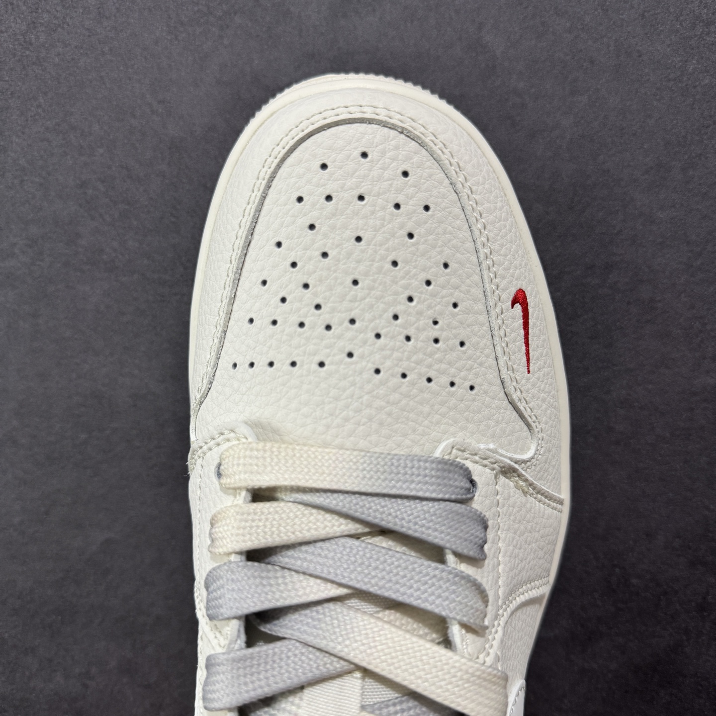 图片[9]-【定制版】Air Jordan 1 Low AJ1 乔1 Supreme联名 米灰双色 高端定制 低帮复古篮球鞋  #定制鞋盒 大厂纯原品质出货 超高清洁度 皮料切割干净无任何毛边 细节完美   货号：XX3168-175 尺码：36 36.5 37.5 38 38.5 39 40 40.5 41 42 42.5 43 44 44.5 45-选品中心