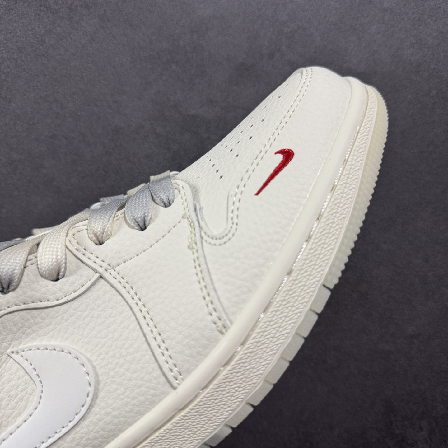 图片[6]-【定制版】Air Jordan 1 Low AJ1 乔1 Supreme联名 米灰双色 高端定制 低帮复古篮球鞋  #定制鞋盒 大厂纯原品质出货 超高清洁度 皮料切割干净无任何毛边 细节完美   货号：XX3168-175 尺码：36 36.5 37.5 38 38.5 39 40 40.5 41 42 42.5 43 44 44.5 45-选品中心
