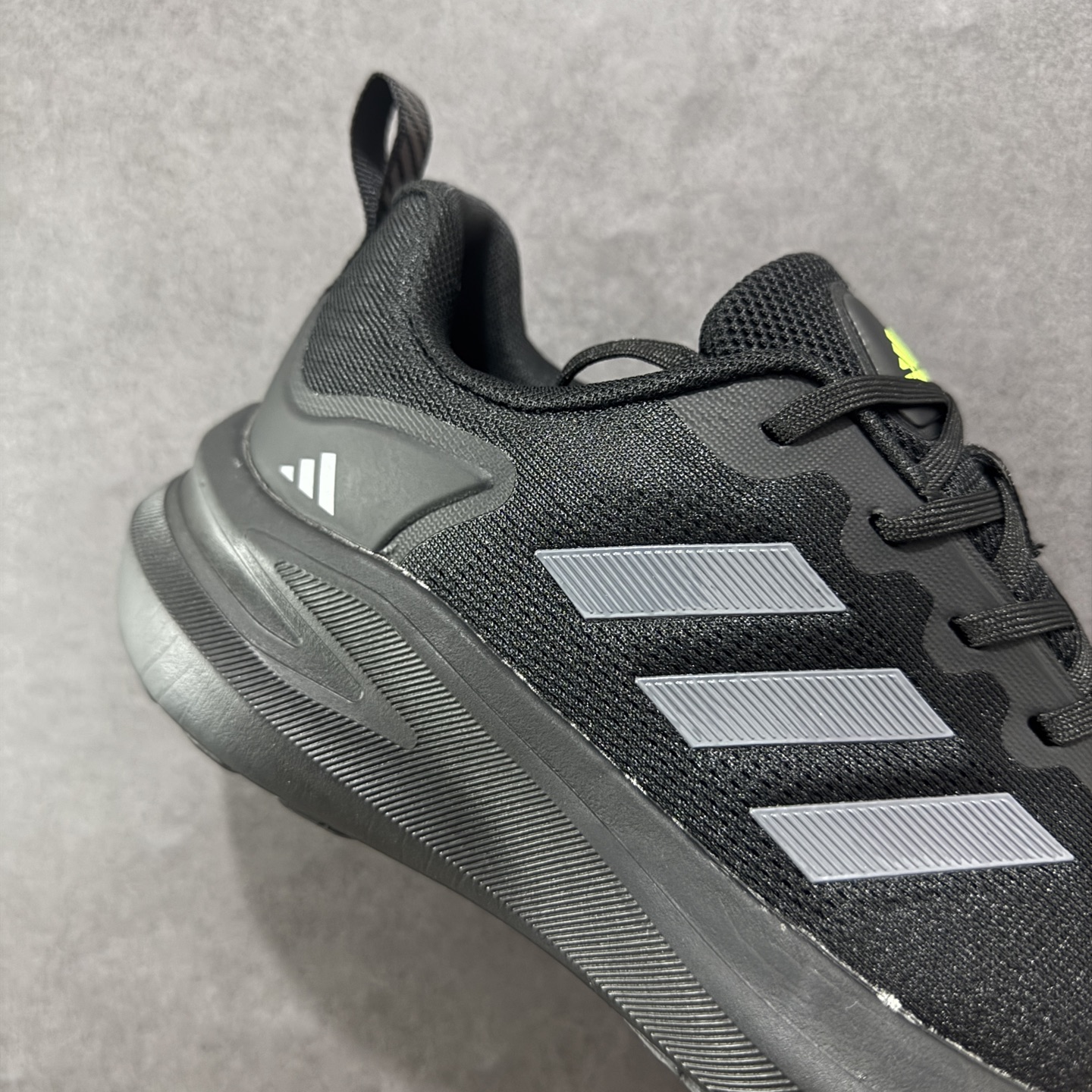 图片[6]-【公司级】AD Supernova Rise 阿迪全新休闲轻跑鞋 款鞋采用了Dreamstrike+ 中底 将缓冲材质与柔软的织物相结合 以最大限度地减少刺激性摩擦和慢跑后水泡的可能性 在美学方面 Supernova Rise 从自然和生物中汲取灵感 如深色底色和半绿色细节 货号：D68962 尺码：40-45-选品中心