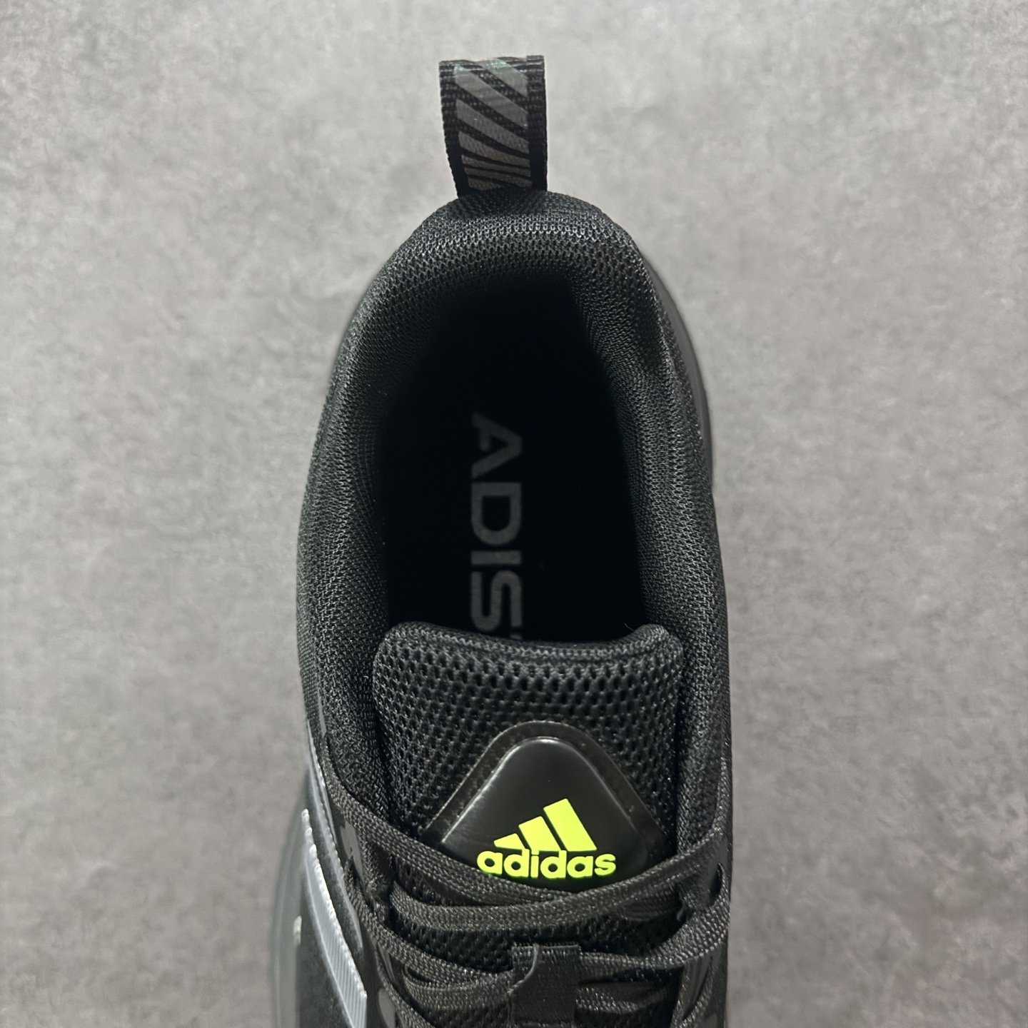 图片[7]-【公司级】AD Supernova Rise 阿迪全新休闲轻跑鞋 款鞋采用了Dreamstrike+ 中底 将缓冲材质与柔软的织物相结合 以最大限度地减少刺激性摩擦和慢跑后水泡的可能性 在美学方面 Supernova Rise 从自然和生物中汲取灵感 如深色底色和半绿色细节 货号：D68962 尺码：40-45-选品中心