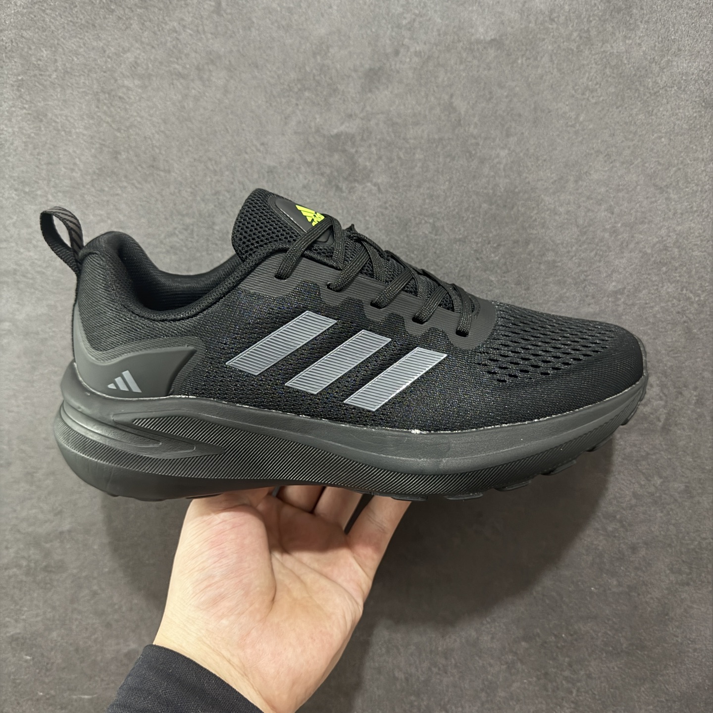 【公司级】AD Supernova Rise 阿迪全新休闲轻跑鞋 款鞋采用了Dreamstrike+ 中底 将缓冲材质与柔软的织物相结合 以最大限度地减少刺激性摩擦和慢跑后水泡的可能性 在美学方面 Supernova Rise 从自然和生物中汲取灵感 如深色底色和半绿色细节 货号:D68962 尺码:40-45-选品中心