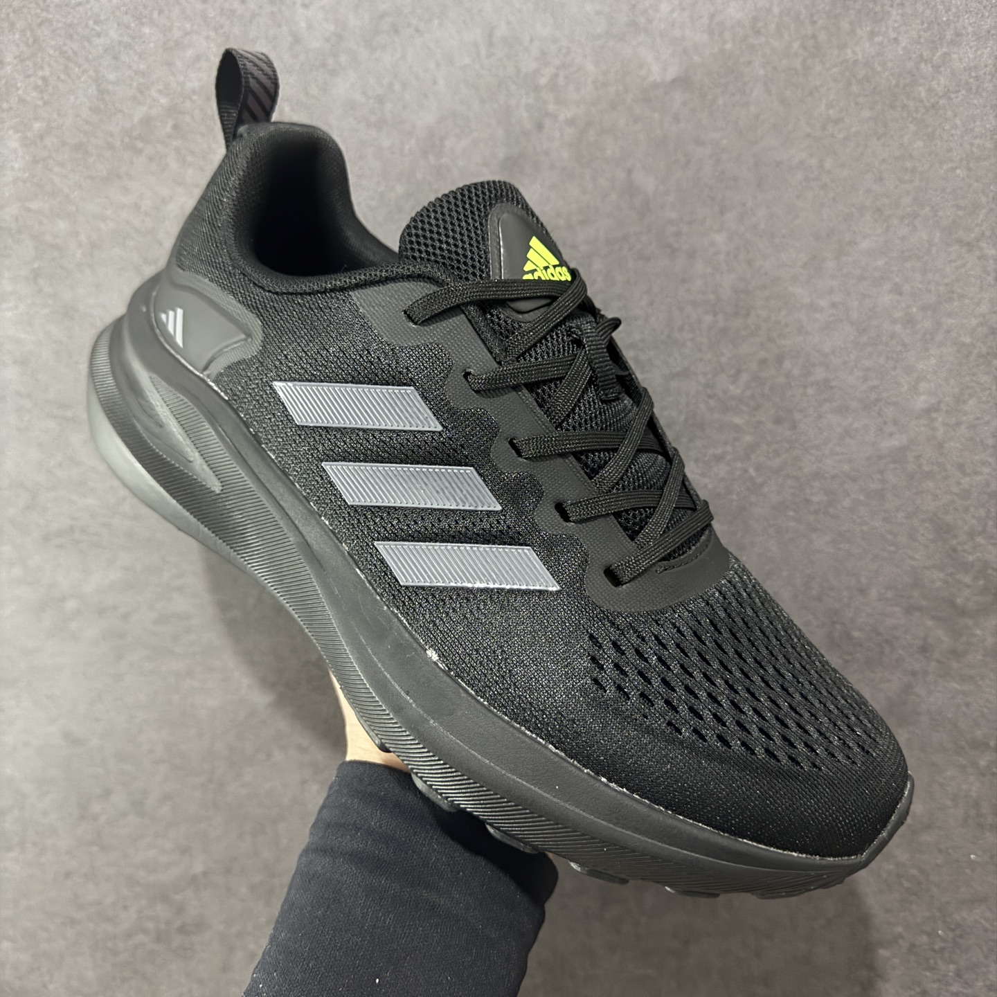 图片[3]-【公司级】AD Supernova Rise 阿迪全新休闲轻跑鞋 款鞋采用了Dreamstrike+ 中底 将缓冲材质与柔软的织物相结合 以最大限度地减少刺激性摩擦和慢跑后水泡的可能性 在美学方面 Supernova Rise 从自然和生物中汲取灵感 如深色底色和半绿色细节 货号：D68962 尺码：40-45-选品中心