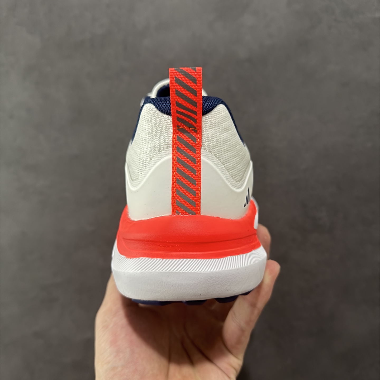 图片[4]-【公司级】AD Supernova Rise 阿迪全新休闲轻跑鞋 款鞋采用了Dreamstrike+ 中底 将缓冲材质与柔软的织物相结合 以最大限度地减少刺激性摩擦和慢跑后水泡的可能性 在美学方面 Supernova Rise 从自然和生物中汲取灵感 如深色底色和半绿色细节 货号：D68966 尺码：40-45-选品中心