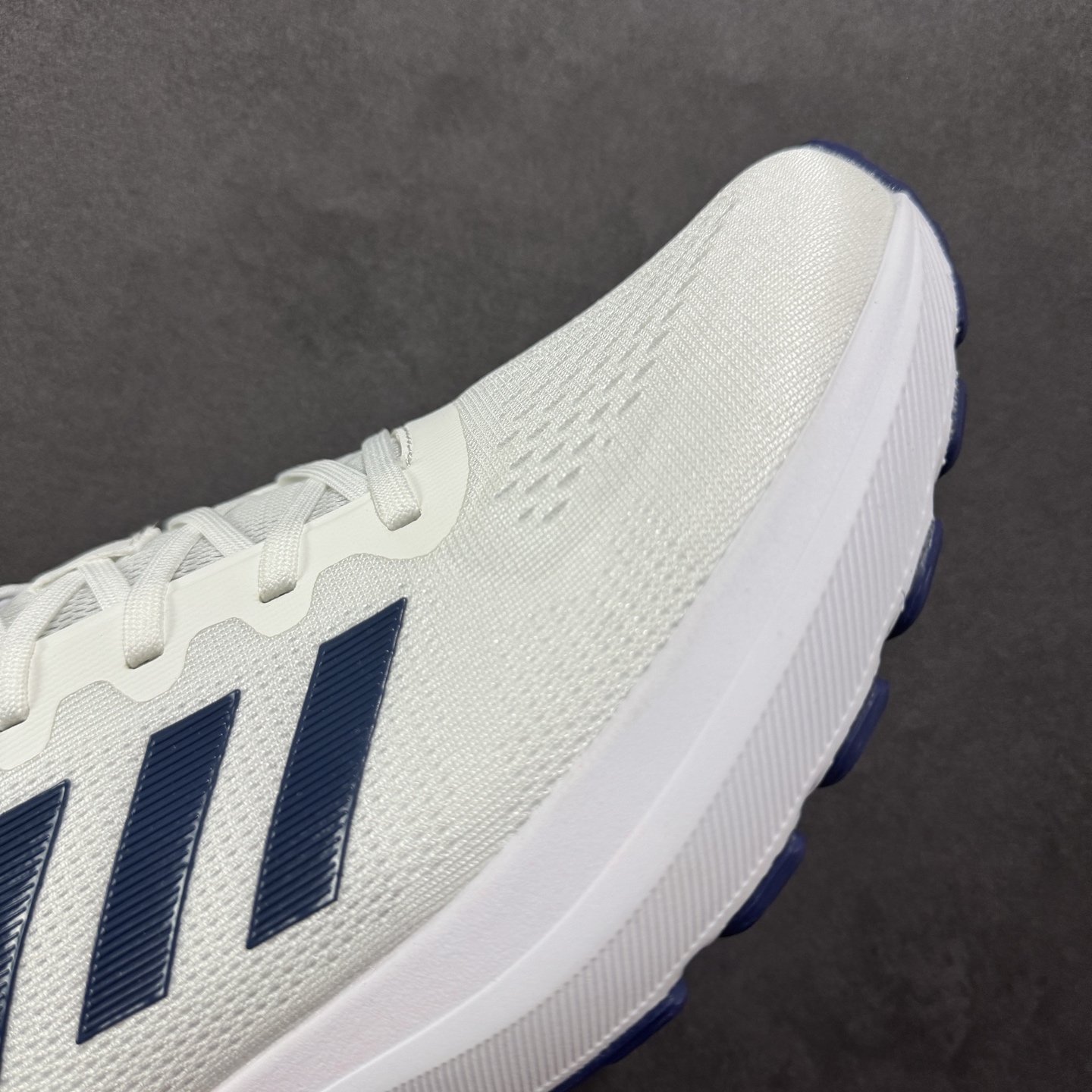 图片[5]-【公司级】AD Supernova Rise 阿迪全新休闲轻跑鞋 款鞋采用了Dreamstrike+ 中底 将缓冲材质与柔软的织物相结合 以最大限度地减少刺激性摩擦和慢跑后水泡的可能性 在美学方面 Supernova Rise 从自然和生物中汲取灵感 如深色底色和半绿色细节 货号：D68966 尺码：40-45-选品中心