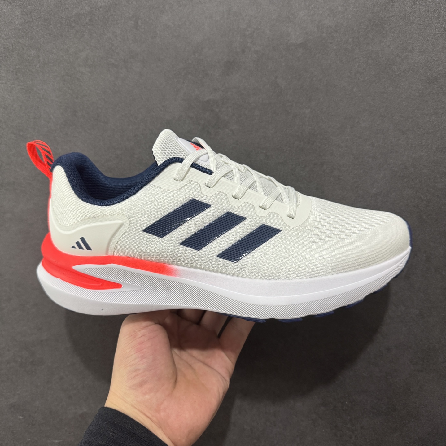 【公司级】AD Supernova Rise 阿迪全新休闲轻跑鞋 款鞋采用了Dreamstrike+ 中底 将缓冲材质与柔软的织物相结合 以最大限度地减少刺激性摩擦和慢跑后水泡的可能性 在美学方面 Supernova Rise 从自然和生物中汲取灵感 如深色底色和半绿色细节 货号:D68966 尺码:40-45-选品中心