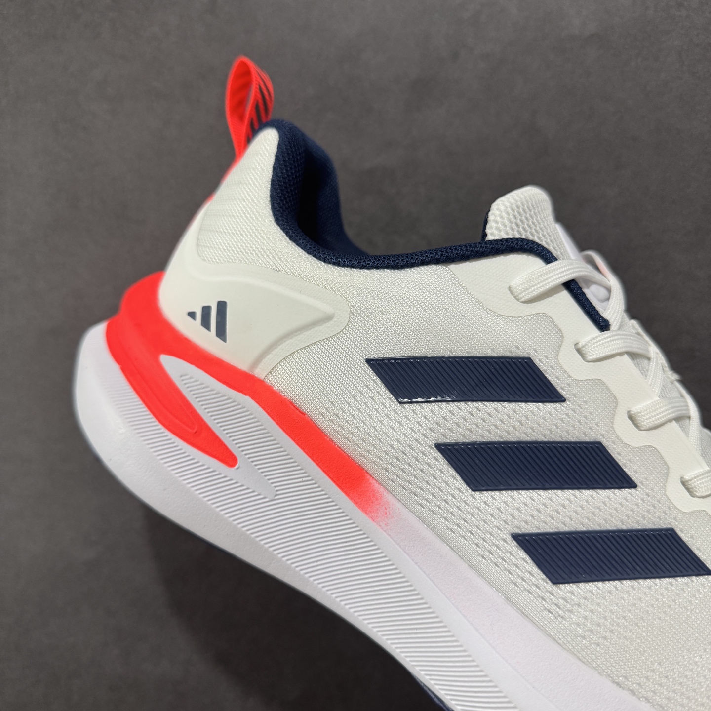 图片[6]-【公司级】AD Supernova Rise 阿迪全新休闲轻跑鞋 款鞋采用了Dreamstrike+ 中底 将缓冲材质与柔软的织物相结合 以最大限度地减少刺激性摩擦和慢跑后水泡的可能性 在美学方面 Supernova Rise 从自然和生物中汲取灵感 如深色底色和半绿色细节 货号：D68966 尺码：40-45-选品中心