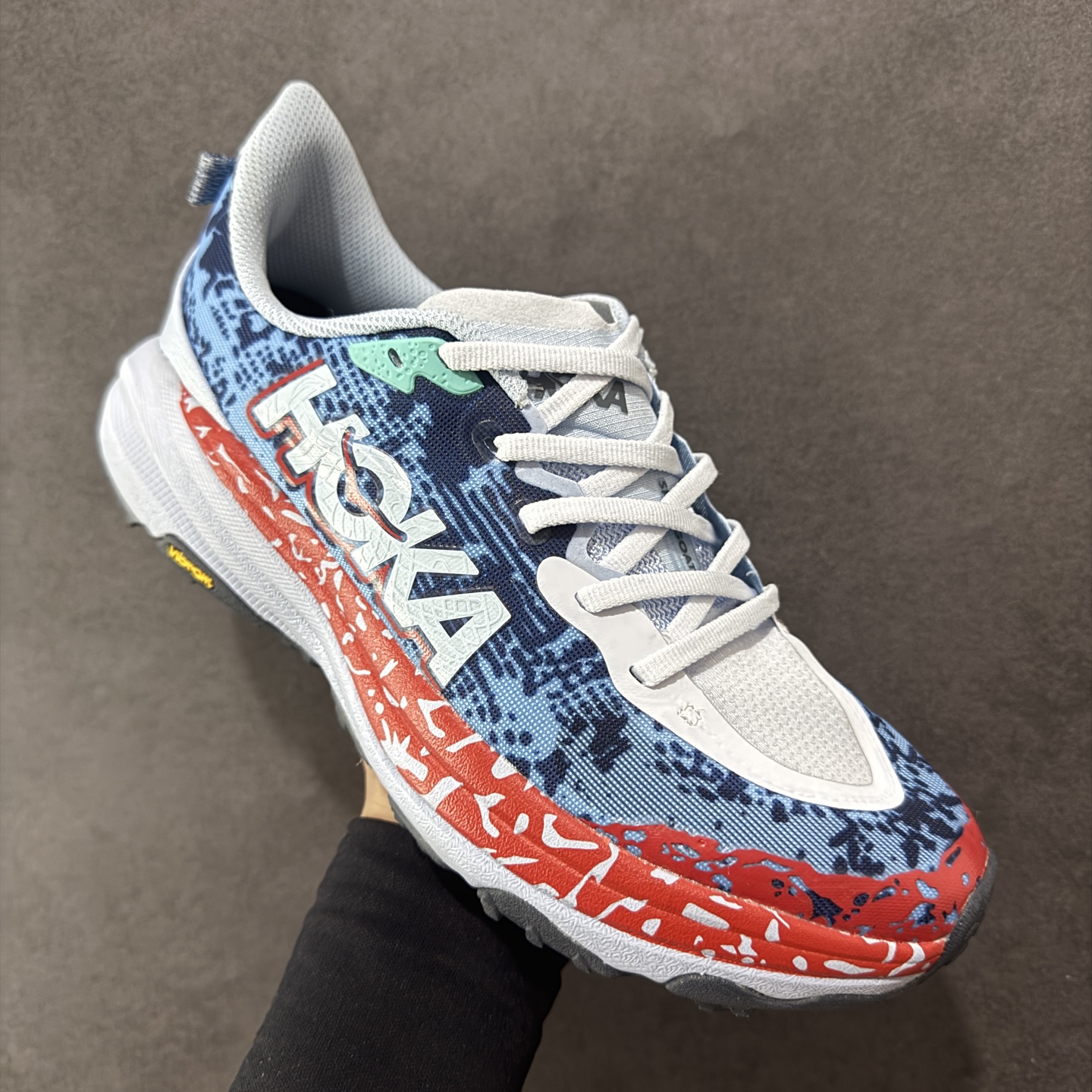 图片[3]-【公司级】HOKA ONE ONE SpeedGoat 6(飞速羚羊6)飞速羚羊系列的第六代越野跑鞋男女士运动鞋 鞋款采用动态鞋面与内部支撑系统，并搭载HOKA久经考验的缓震性能和拥有超强抓地力的大底，为跑者提供轻盈舒适的脚感，帮助他们轻松飞越磨合期。无论是应对日常训练还是奔赴越野比赛，这双SPEEDGOAT 6都能成为越野爱好者们的理想之选。与此同时，SG6延续了该系列轻量化设计的核心理念，搭载CMEVA缓震中底，使之成为迄今为止重量更轻、响应更迅速的飞速羚羊鞋款。鞋款所搭载的VIBRAM® MEGAGRIP大底采用鲨齿技术，为跑者提供强大的抓地力，无论在潮湿还是干燥的路面上，都能自如应对。受到羊蹄柔韧特性的启发，SG6采用了5毫米的足底凸耳设计，在有效防滑和贴合路面的同时，使足部转向更加灵敏。这些由VIBRAM®科技带来的性能提升，赋予SPEEDGOAT 6十足的底气，只为帮助跑者从容驾驭各种越野路况。 尺码：36-46含半码-选品中心