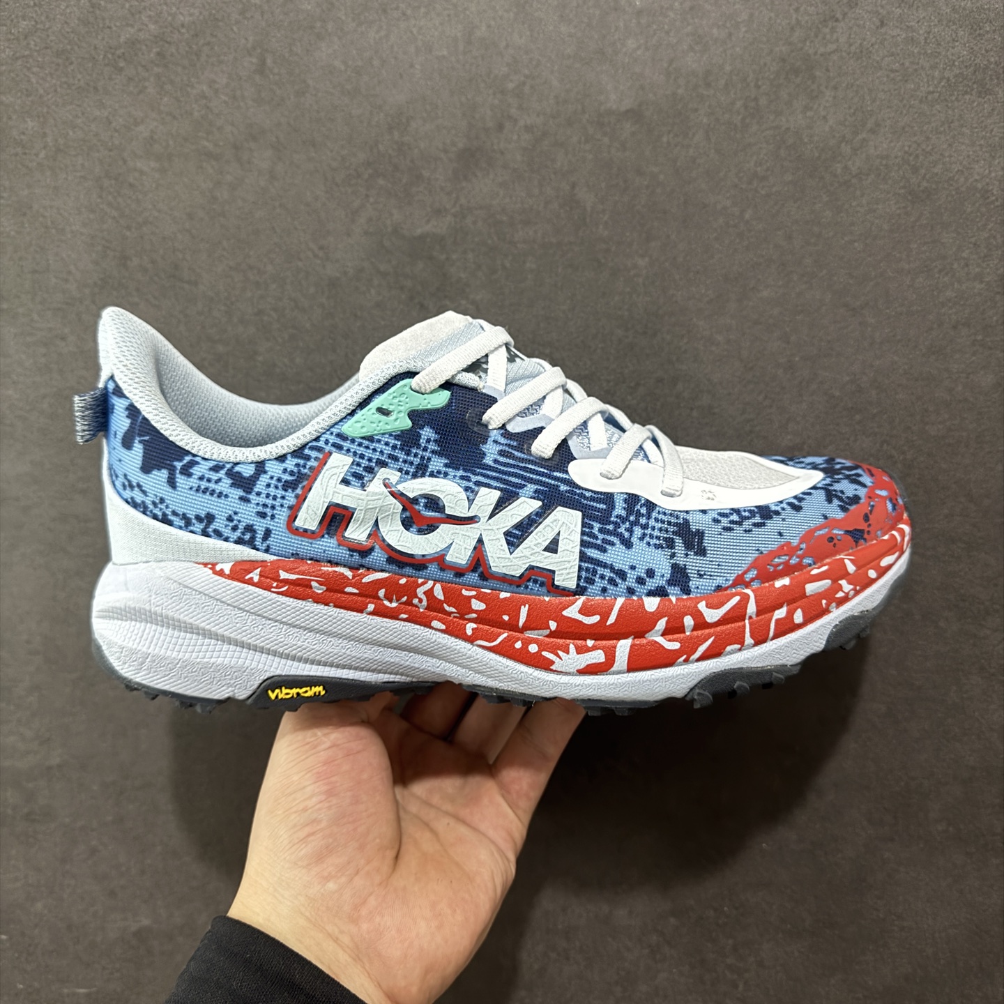 【公司级】HOKA ONE ONE SpeedGoat 6(飞速羚羊6)飞速羚羊系列的第六代越野跑鞋男女士运动鞋 鞋款采用动态鞋面与内部支撑系统,并搭载HOKA久经考验的缓震性能和拥有超强抓地力的大底,为跑者提供轻盈舒适的脚感,帮助他们轻松飞越磨合期。无论是应对日常训练还是奔赴越野比赛,这双SPEEDGOAT 6都能成为越野爱好者们的理想之选。与此同时,SG6延续了该系列轻量化设计的核心理念,搭载CMEVA缓震中底,使之成为迄今为止重量更轻、响应更迅速的飞速羚羊鞋款。鞋款所搭载的VIBRAM® MEGAGRIP大底采用鲨齿技术,为跑者提供强大的抓地力,无论在潮湿还是干燥的路面上,都能自如应对。受到羊蹄柔韧特性的启发,SG6采用了5毫米的足底凸耳设计,在有效防滑和贴合路面的同时,使足部转向更加灵敏。这些由VIBRAM®科技带来的性能提升,赋予SPEEDGOAT 6十足的底气,只为帮助跑者从容驾驭各种越野路况。 尺码:36-46含半码-选品中心