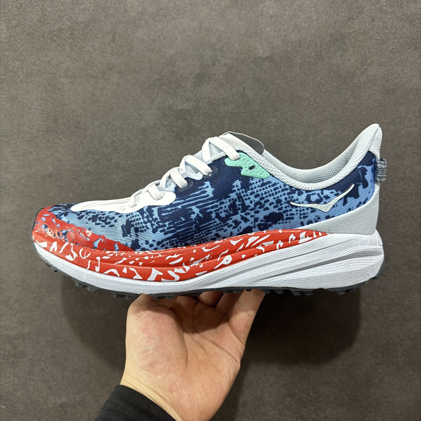 图片[2]-【公司级】HOKA ONE ONE SpeedGoat 6(飞速羚羊6)飞速羚羊系列的第六代越野跑鞋男女士运动鞋 鞋款采用动态鞋面与内部支撑系统，并搭载HOKA久经考验的缓震性能和拥有超强抓地力的大底，为跑者提供轻盈舒适的脚感，帮助他们轻松飞越磨合期。无论是应对日常训练还是奔赴越野比赛，这双SPEEDGOAT 6都能成为越野爱好者们的理想之选。与此同时，SG6延续了该系列轻量化设计的核心理念，搭载CMEVA缓震中底，使之成为迄今为止重量更轻、响应更迅速的飞速羚羊鞋款。鞋款所搭载的VIBRAM® MEGAGRIP大底采用鲨齿技术，为跑者提供强大的抓地力，无论在潮湿还是干燥的路面上，都能自如应对。受到羊蹄柔韧特性的启发，SG6采用了5毫米的足底凸耳设计，在有效防滑和贴合路面的同时，使足部转向更加灵敏。这些由VIBRAM®科技带来的性能提升，赋予SPEEDGOAT 6十足的底气，只为帮助跑者从容驾驭各种越野路况。 尺码：36-46含半码-选品中心