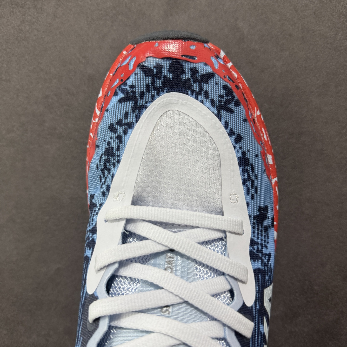 图片[8]-【公司级】HOKA ONE ONE SpeedGoat 6(飞速羚羊6)飞速羚羊系列的第六代越野跑鞋男女士运动鞋 鞋款采用动态鞋面与内部支撑系统，并搭载HOKA久经考验的缓震性能和拥有超强抓地力的大底，为跑者提供轻盈舒适的脚感，帮助他们轻松飞越磨合期。无论是应对日常训练还是奔赴越野比赛，这双SPEEDGOAT 6都能成为越野爱好者们的理想之选。与此同时，SG6延续了该系列轻量化设计的核心理念，搭载CMEVA缓震中底，使之成为迄今为止重量更轻、响应更迅速的飞速羚羊鞋款。鞋款所搭载的VIBRAM® MEGAGRIP大底采用鲨齿技术，为跑者提供强大的抓地力，无论在潮湿还是干燥的路面上，都能自如应对。受到羊蹄柔韧特性的启发，SG6采用了5毫米的足底凸耳设计，在有效防滑和贴合路面的同时，使足部转向更加灵敏。这些由VIBRAM®科技带来的性能提升，赋予SPEEDGOAT 6十足的底气，只为帮助跑者从容驾驭各种越野路况。 尺码：36-46含半码-选品中心