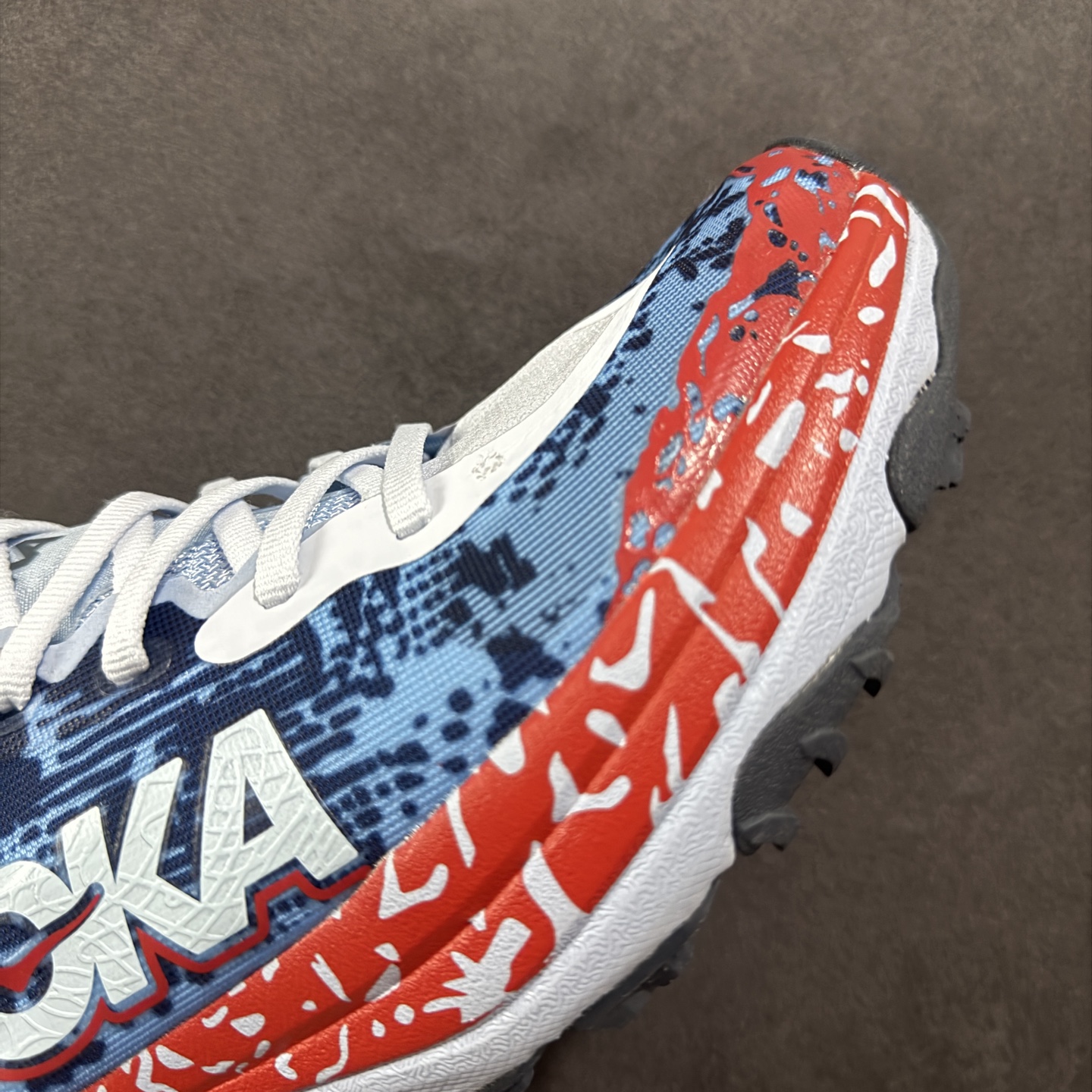 图片[5]-【公司级】HOKA ONE ONE SpeedGoat 6(飞速羚羊6)飞速羚羊系列的第六代越野跑鞋男女士运动鞋 鞋款采用动态鞋面与内部支撑系统，并搭载HOKA久经考验的缓震性能和拥有超强抓地力的大底，为跑者提供轻盈舒适的脚感，帮助他们轻松飞越磨合期。无论是应对日常训练还是奔赴越野比赛，这双SPEEDGOAT 6都能成为越野爱好者们的理想之选。与此同时，SG6延续了该系列轻量化设计的核心理念，搭载CMEVA缓震中底，使之成为迄今为止重量更轻、响应更迅速的飞速羚羊鞋款。鞋款所搭载的VIBRAM® MEGAGRIP大底采用鲨齿技术，为跑者提供强大的抓地力，无论在潮湿还是干燥的路面上，都能自如应对。受到羊蹄柔韧特性的启发，SG6采用了5毫米的足底凸耳设计，在有效防滑和贴合路面的同时，使足部转向更加灵敏。这些由VIBRAM®科技带来的性能提升，赋予SPEEDGOAT 6十足的底气，只为帮助跑者从容驾驭各种越野路况。 尺码：36-46含半码-选品中心