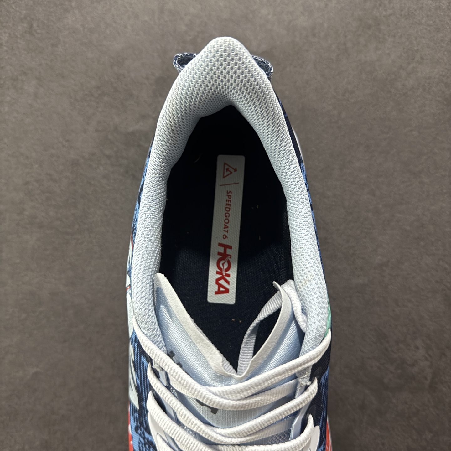 图片[7]-【公司级】HOKA ONE ONE SpeedGoat 6(飞速羚羊6)飞速羚羊系列的第六代越野跑鞋男女士运动鞋 鞋款采用动态鞋面与内部支撑系统，并搭载HOKA久经考验的缓震性能和拥有超强抓地力的大底，为跑者提供轻盈舒适的脚感，帮助他们轻松飞越磨合期。无论是应对日常训练还是奔赴越野比赛，这双SPEEDGOAT 6都能成为越野爱好者们的理想之选。与此同时，SG6延续了该系列轻量化设计的核心理念，搭载CMEVA缓震中底，使之成为迄今为止重量更轻、响应更迅速的飞速羚羊鞋款。鞋款所搭载的VIBRAM® MEGAGRIP大底采用鲨齿技术，为跑者提供强大的抓地力，无论在潮湿还是干燥的路面上，都能自如应对。受到羊蹄柔韧特性的启发，SG6采用了5毫米的足底凸耳设计，在有效防滑和贴合路面的同时，使足部转向更加灵敏。这些由VIBRAM®科技带来的性能提升，赋予SPEEDGOAT 6十足的底气，只为帮助跑者从容驾驭各种越野路况。 尺码：36-46含半码-选品中心