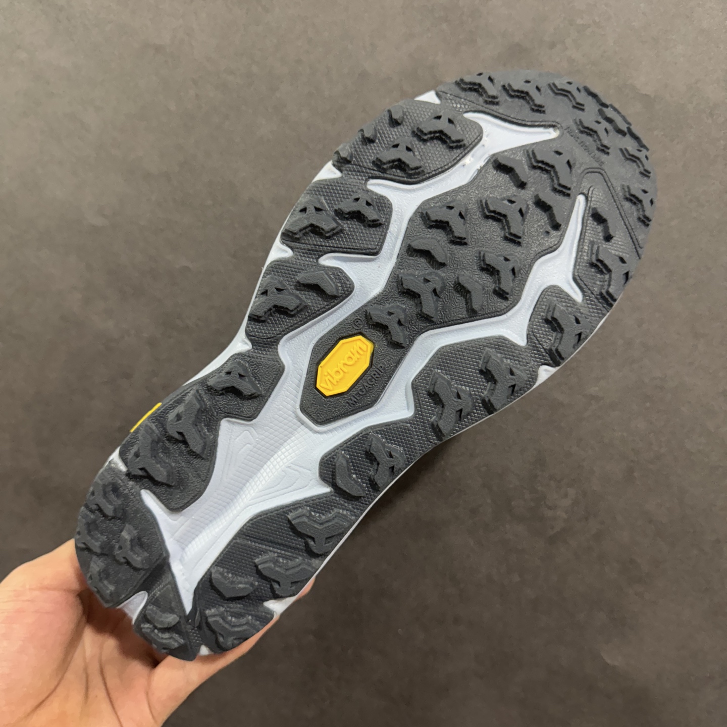 图片[9]-【公司级】HOKA ONE ONE SpeedGoat 6(飞速羚羊6)飞速羚羊系列的第六代越野跑鞋男女士运动鞋 鞋款采用动态鞋面与内部支撑系统，并搭载HOKA久经考验的缓震性能和拥有超强抓地力的大底，为跑者提供轻盈舒适的脚感，帮助他们轻松飞越磨合期。无论是应对日常训练还是奔赴越野比赛，这双SPEEDGOAT 6都能成为越野爱好者们的理想之选。与此同时，SG6延续了该系列轻量化设计的核心理念，搭载CMEVA缓震中底，使之成为迄今为止重量更轻、响应更迅速的飞速羚羊鞋款。鞋款所搭载的VIBRAM® MEGAGRIP大底采用鲨齿技术，为跑者提供强大的抓地力，无论在潮湿还是干燥的路面上，都能自如应对。受到羊蹄柔韧特性的启发，SG6采用了5毫米的足底凸耳设计，在有效防滑和贴合路面的同时，使足部转向更加灵敏。这些由VIBRAM®科技带来的性能提升，赋予SPEEDGOAT 6十足的底气，只为帮助跑者从容驾驭各种越野路况。 尺码：36-46含半码-选品中心