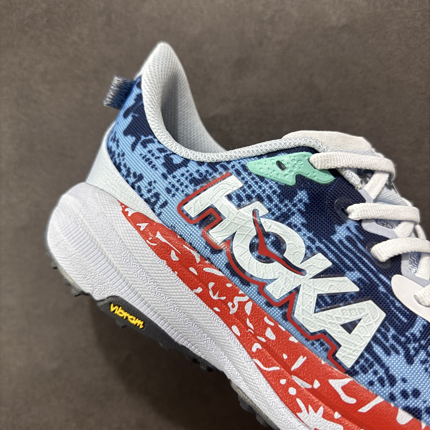 图片[6]-【公司级】HOKA ONE ONE SpeedGoat 6(飞速羚羊6)飞速羚羊系列的第六代越野跑鞋男女士运动鞋 鞋款采用动态鞋面与内部支撑系统，并搭载HOKA久经考验的缓震性能和拥有超强抓地力的大底，为跑者提供轻盈舒适的脚感，帮助他们轻松飞越磨合期。无论是应对日常训练还是奔赴越野比赛，这双SPEEDGOAT 6都能成为越野爱好者们的理想之选。与此同时，SG6延续了该系列轻量化设计的核心理念，搭载CMEVA缓震中底，使之成为迄今为止重量更轻、响应更迅速的飞速羚羊鞋款。鞋款所搭载的VIBRAM® MEGAGRIP大底采用鲨齿技术，为跑者提供强大的抓地力，无论在潮湿还是干燥的路面上，都能自如应对。受到羊蹄柔韧特性的启发，SG6采用了5毫米的足底凸耳设计，在有效防滑和贴合路面的同时，使足部转向更加灵敏。这些由VIBRAM®科技带来的性能提升，赋予SPEEDGOAT 6十足的底气，只为帮助跑者从容驾驭各种越野路况。 尺码：36-46含半码-选品中心