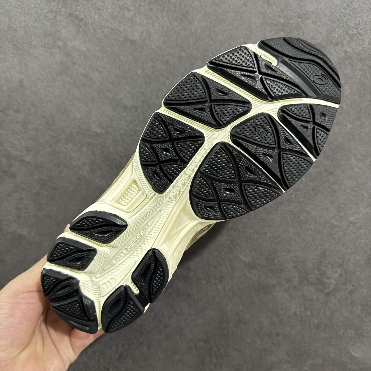 图片[9]-【公司级】Asics Gel-NYC复古单品 亚瑟士ASICSTIGER秋季新款休闲鞋 厚底街头运动休闲鞋 ASICS亚瑟士推出全新GEL-NYC，彰显纽约都市活力 这次的新系列融入了多个版本GEL的经典设计风格，广受好评。其设计灵感来源于GEL-NIMBUS 3,GEL-MC PLUS V 和 GEL-CUMULUS 16 这些往日经典鞋款。GEL-NYC使用GEL-CUMULUS 16鞋款的鞋楦设计,展现了独特的现代化美学。鞋底采用了轻质发泡材料,并在后跟和前掌处采用了ASICS亚瑟士核心科技——GEL缓震胶,赋予鞋款强大的缓冲性能,提供了更柔软舒适的穿着体验。而在原有设计的启发之上,此次鞋款采用更贴合当今潮流趋势的材料和创新技术,展现出纽约充满活力的都市精神。 尺码：36-45-选品中心