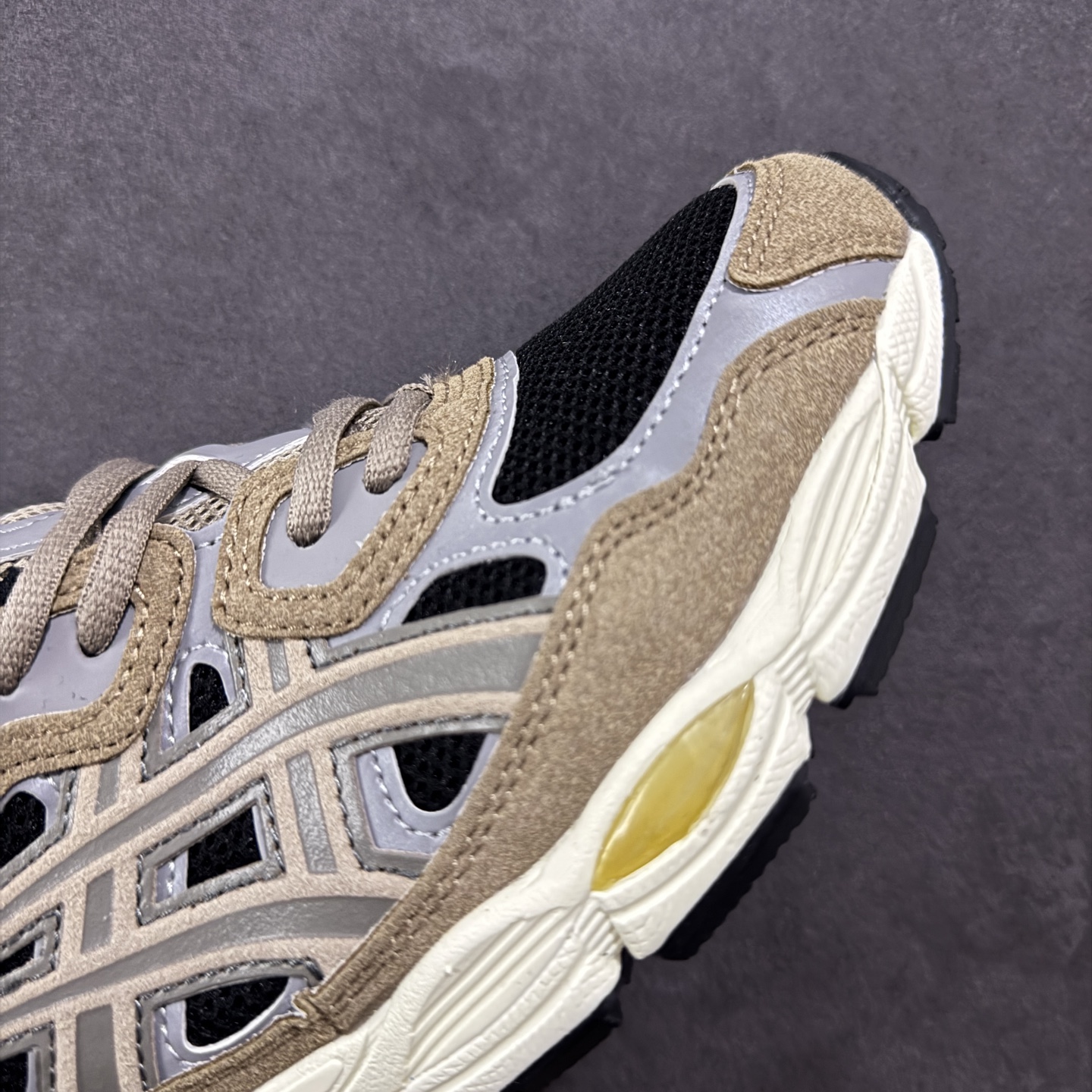 图片[5]-【公司级】Asics Gel-NYC复古单品 亚瑟士ASICSTIGER秋季新款休闲鞋 厚底街头运动休闲鞋 ASICS亚瑟士推出全新GEL-NYC，彰显纽约都市活力 这次的新系列融入了多个版本GEL的经典设计风格，广受好评。其设计灵感来源于GEL-NIMBUS 3,GEL-MC PLUS V 和 GEL-CUMULUS 16 这些往日经典鞋款。GEL-NYC使用GEL-CUMULUS 16鞋款的鞋楦设计,展现了独特的现代化美学。鞋底采用了轻质发泡材料,并在后跟和前掌处采用了ASICS亚瑟士核心科技——GEL缓震胶,赋予鞋款强大的缓冲性能,提供了更柔软舒适的穿着体验。而在原有设计的启发之上,此次鞋款采用更贴合当今潮流趋势的材料和创新技术,展现出纽约充满活力的都市精神。 尺码：36-45-选品中心