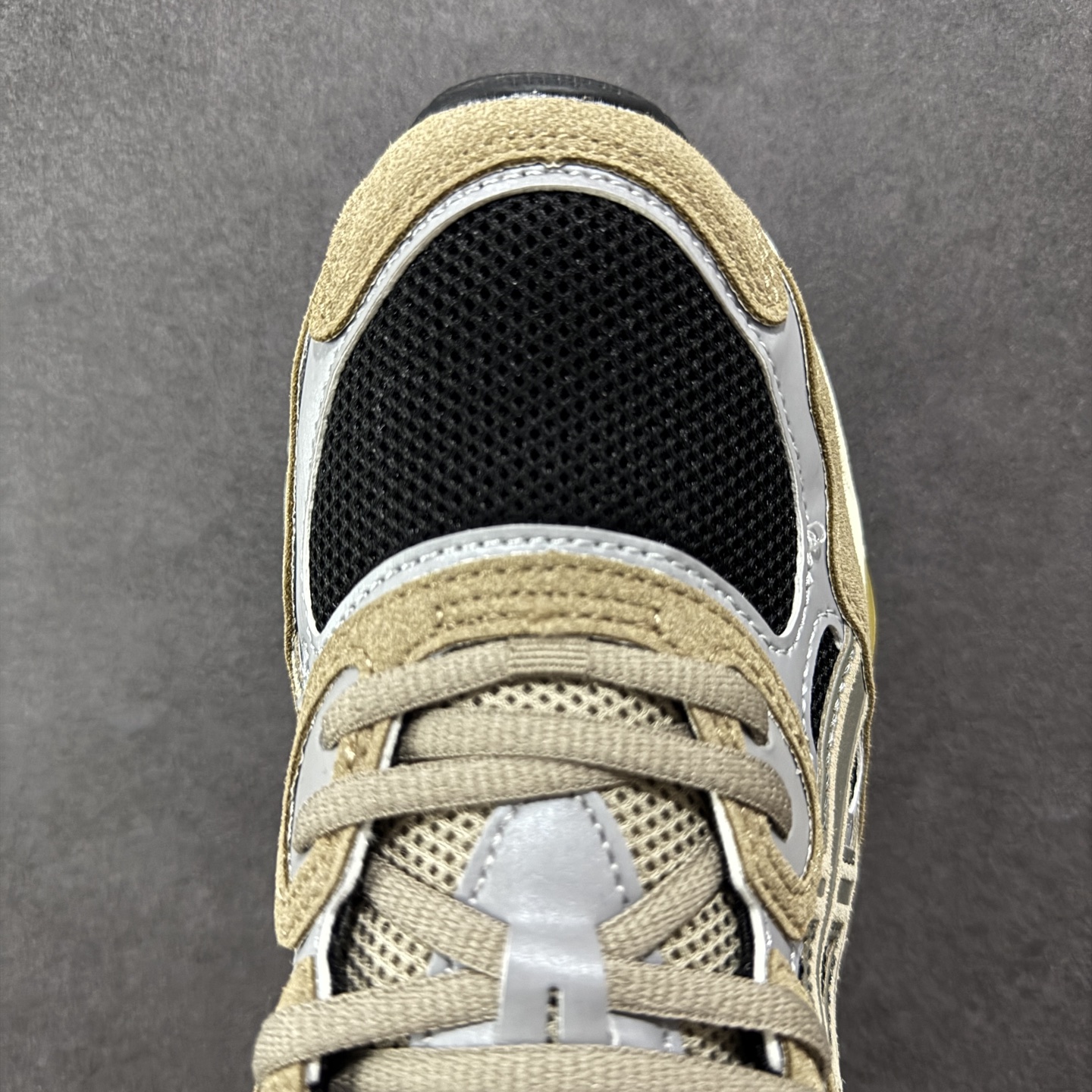 图片[8]-【公司级】Asics Gel-NYC复古单品 亚瑟士ASICSTIGER秋季新款休闲鞋 厚底街头运动休闲鞋 ASICS亚瑟士推出全新GEL-NYC，彰显纽约都市活力 这次的新系列融入了多个版本GEL的经典设计风格，广受好评。其设计灵感来源于GEL-NIMBUS 3,GEL-MC PLUS V 和 GEL-CUMULUS 16 这些往日经典鞋款。GEL-NYC使用GEL-CUMULUS 16鞋款的鞋楦设计,展现了独特的现代化美学。鞋底采用了轻质发泡材料,并在后跟和前掌处采用了ASICS亚瑟士核心科技——GEL缓震胶,赋予鞋款强大的缓冲性能,提供了更柔软舒适的穿着体验。而在原有设计的启发之上,此次鞋款采用更贴合当今潮流趋势的材料和创新技术,展现出纽约充满活力的都市精神。 尺码：36-45-选品中心