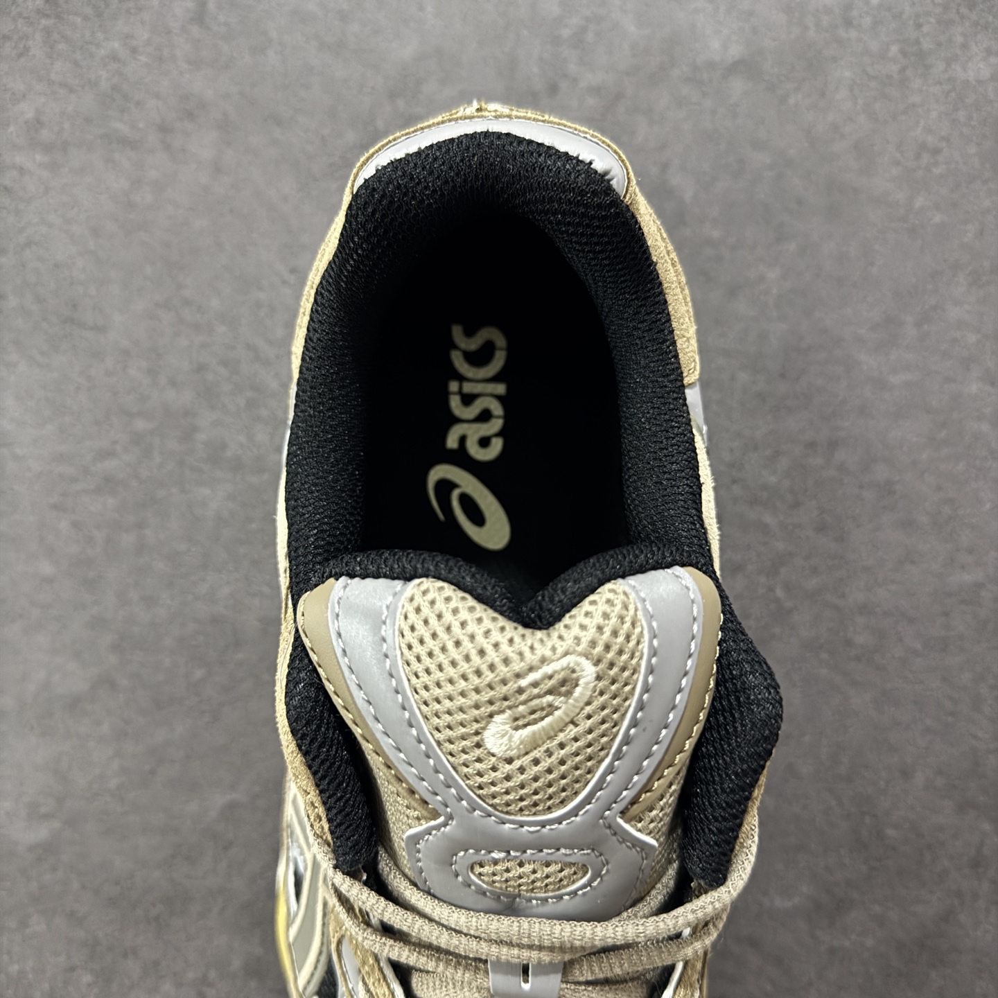 图片[7]-【公司级】Asics Gel-NYC复古单品 亚瑟士ASICSTIGER秋季新款休闲鞋 厚底街头运动休闲鞋 ASICS亚瑟士推出全新GEL-NYC，彰显纽约都市活力 这次的新系列融入了多个版本GEL的经典设计风格，广受好评。其设计灵感来源于GEL-NIMBUS 3,GEL-MC PLUS V 和 GEL-CUMULUS 16 这些往日经典鞋款。GEL-NYC使用GEL-CUMULUS 16鞋款的鞋楦设计,展现了独特的现代化美学。鞋底采用了轻质发泡材料,并在后跟和前掌处采用了ASICS亚瑟士核心科技——GEL缓震胶,赋予鞋款强大的缓冲性能,提供了更柔软舒适的穿着体验。而在原有设计的启发之上,此次鞋款采用更贴合当今潮流趋势的材料和创新技术,展现出纽约充满活力的都市精神。 尺码：36-45-选品中心