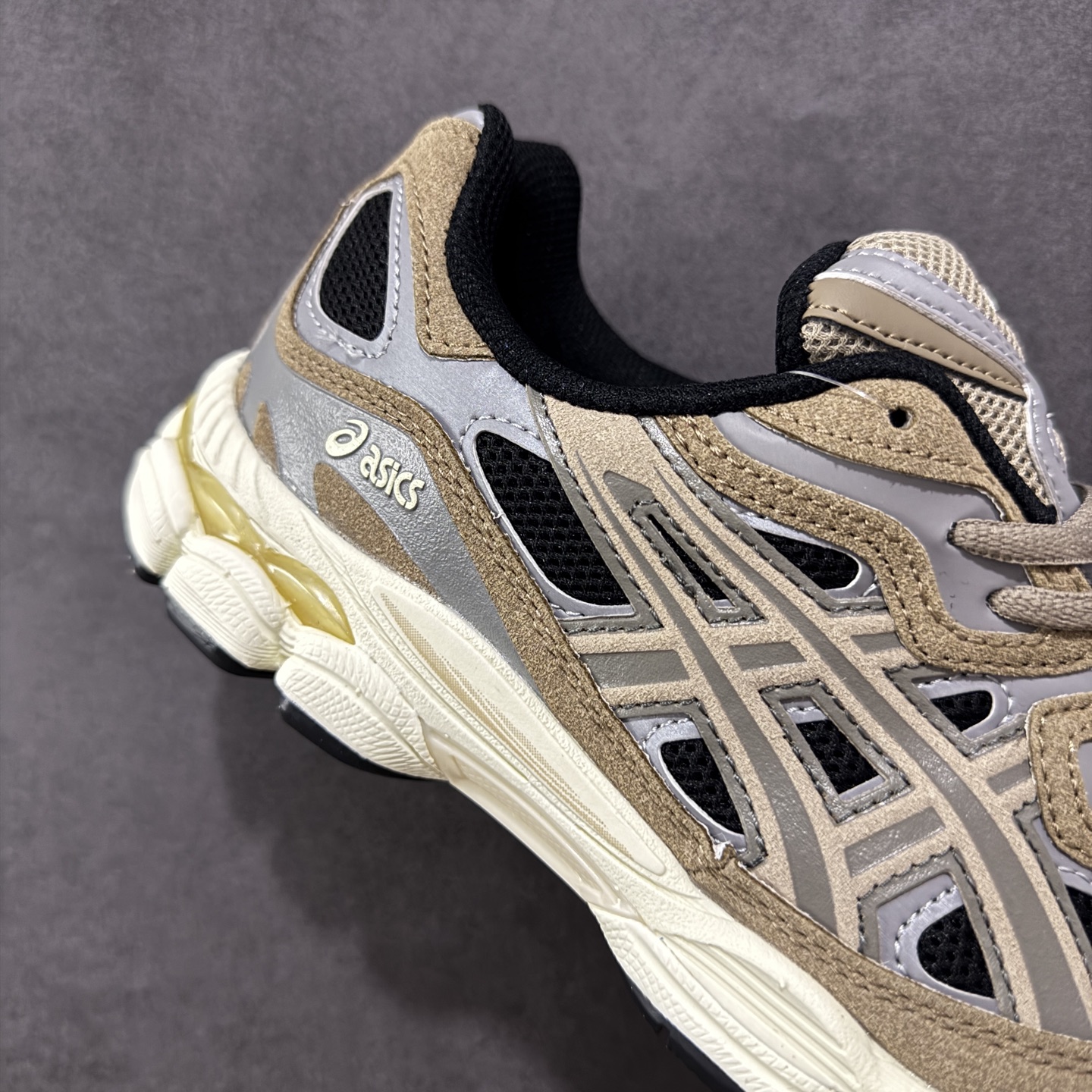 图片[6]-【公司级】Asics Gel-NYC复古单品 亚瑟士ASICSTIGER秋季新款休闲鞋 厚底街头运动休闲鞋 ASICS亚瑟士推出全新GEL-NYC，彰显纽约都市活力 这次的新系列融入了多个版本GEL的经典设计风格，广受好评。其设计灵感来源于GEL-NIMBUS 3,GEL-MC PLUS V 和 GEL-CUMULUS 16 这些往日经典鞋款。GEL-NYC使用GEL-CUMULUS 16鞋款的鞋楦设计,展现了独特的现代化美学。鞋底采用了轻质发泡材料,并在后跟和前掌处采用了ASICS亚瑟士核心科技——GEL缓震胶,赋予鞋款强大的缓冲性能,提供了更柔软舒适的穿着体验。而在原有设计的启发之上,此次鞋款采用更贴合当今潮流趋势的材料和创新技术,展现出纽约充满活力的都市精神。 尺码：36-45-选品中心