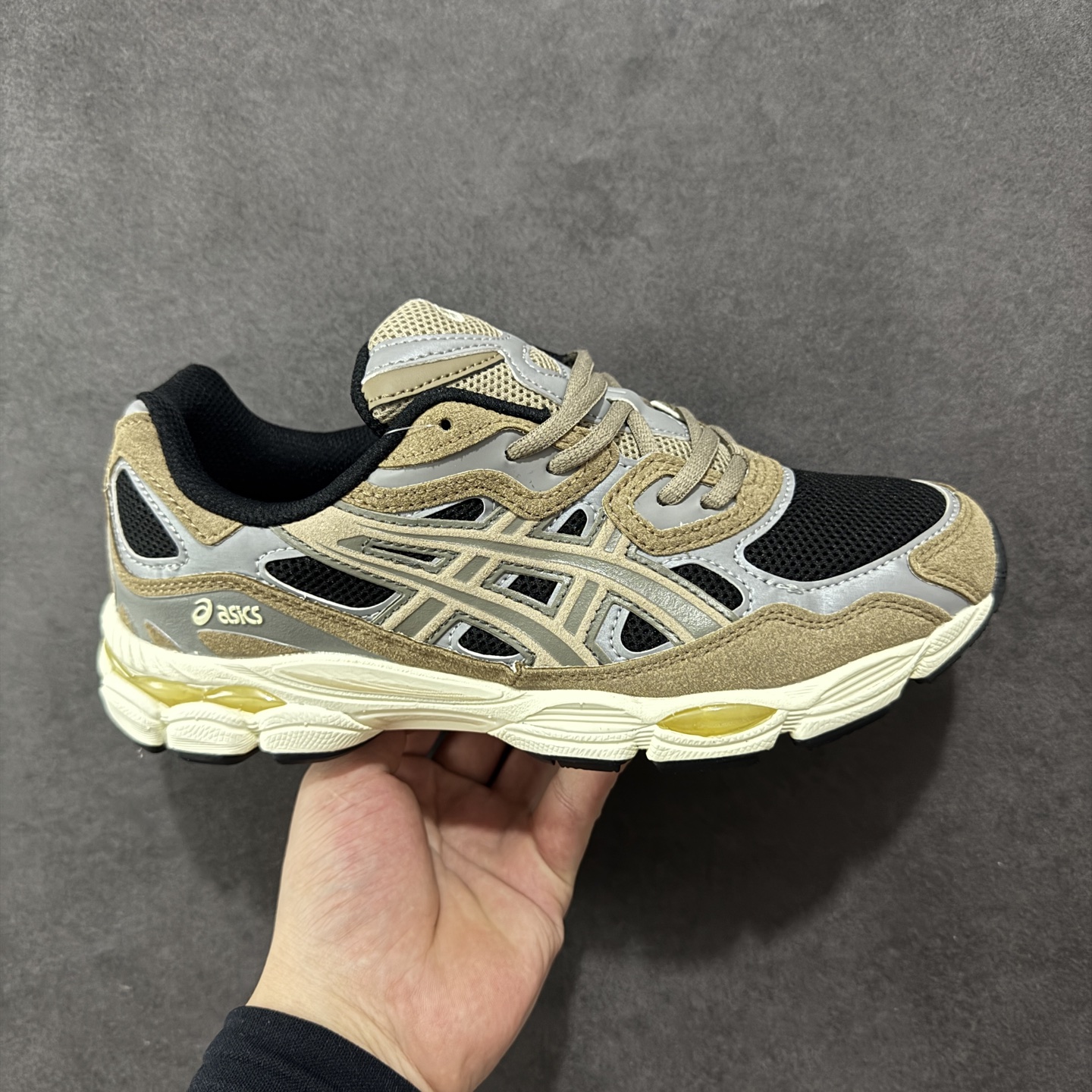 【公司级】Asics Gel-NYC复古单品 亚瑟士ASICSTIGER秋季新款休闲鞋 厚底街头运动休闲鞋 ASICS亚瑟士推出全新GEL-NYC,彰显纽约都市活力 这次的新系列融入了多个版本GEL的经典设计风格,广受好评。其设计灵感来源于GEL-NIMBUS 3,GEL-MC PLUS V 和 GEL-CUMULUS 16 这些往日经典鞋款。GEL-NYC使用GEL-CUMULUS 16鞋款的鞋楦设计,展现了独特的现代化美学。鞋底采用了轻质发泡材料,并在后跟和前掌处采用了ASICS亚瑟士核心科技——GEL缓震胶,赋予鞋款强大的缓冲性能,提供了更柔软舒适的穿着体验。而在原有设计的启发之上,此次鞋款采用更贴合当今潮流趋势的材料和创新技术,展现出纽约充满活力的都市精神。 尺码:36-45-选品中心