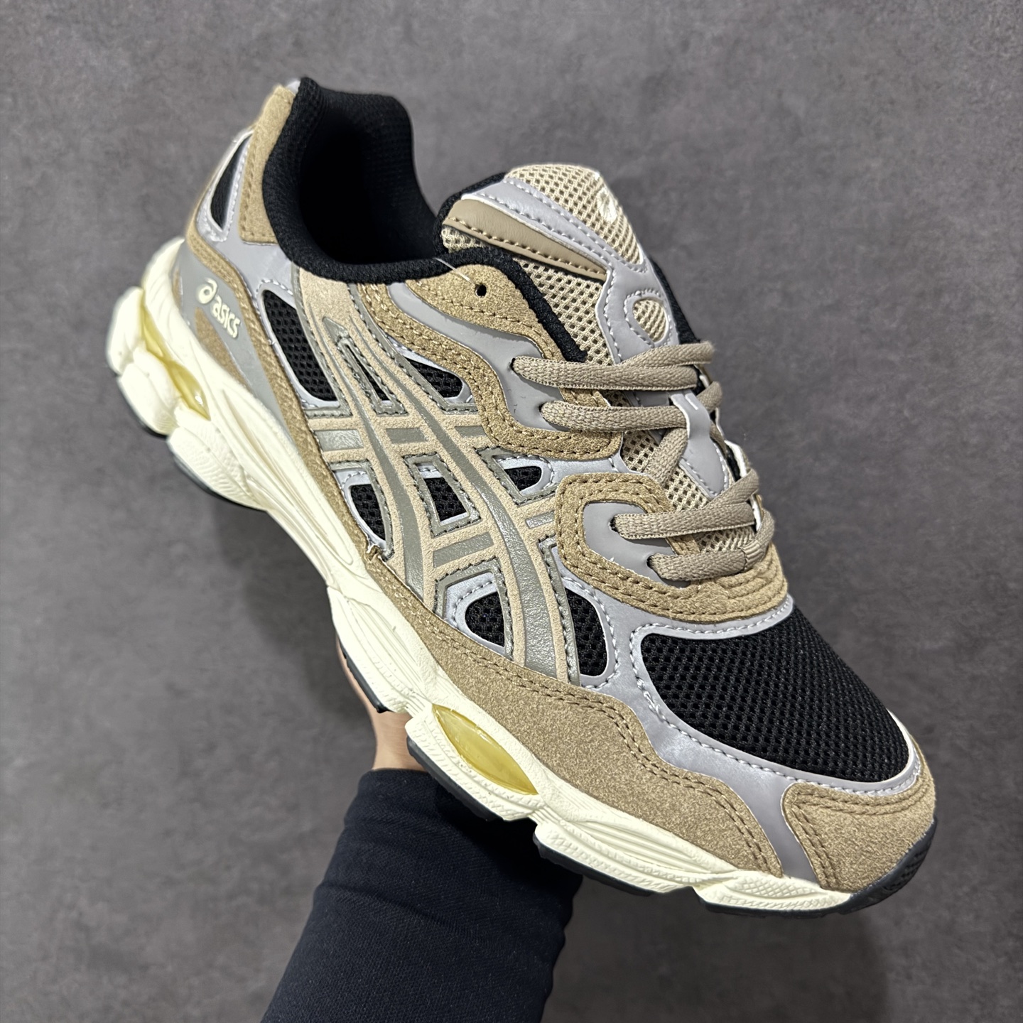图片[3]-【公司级】Asics Gel-NYC复古单品 亚瑟士ASICSTIGER秋季新款休闲鞋 厚底街头运动休闲鞋 ASICS亚瑟士推出全新GEL-NYC，彰显纽约都市活力 这次的新系列融入了多个版本GEL的经典设计风格，广受好评。其设计灵感来源于GEL-NIMBUS 3,GEL-MC PLUS V 和 GEL-CUMULUS 16 这些往日经典鞋款。GEL-NYC使用GEL-CUMULUS 16鞋款的鞋楦设计,展现了独特的现代化美学。鞋底采用了轻质发泡材料,并在后跟和前掌处采用了ASICS亚瑟士核心科技——GEL缓震胶,赋予鞋款强大的缓冲性能,提供了更柔软舒适的穿着体验。而在原有设计的启发之上,此次鞋款采用更贴合当今潮流趋势的材料和创新技术,展现出纽约充满活力的都市精神。 尺码：36-45-选品中心