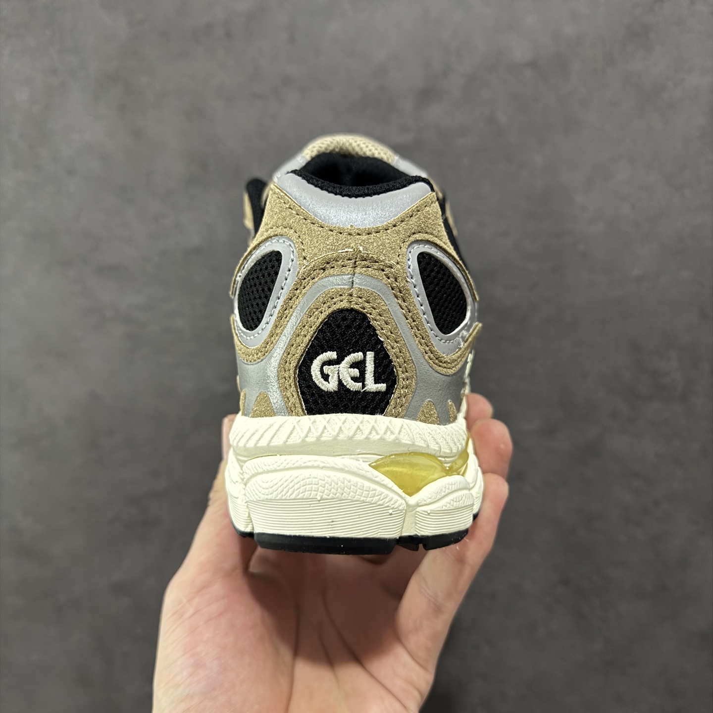 图片[4]-【公司级】Asics Gel-NYC复古单品 亚瑟士ASICSTIGER秋季新款休闲鞋 厚底街头运动休闲鞋 ASICS亚瑟士推出全新GEL-NYC，彰显纽约都市活力 这次的新系列融入了多个版本GEL的经典设计风格，广受好评。其设计灵感来源于GEL-NIMBUS 3,GEL-MC PLUS V 和 GEL-CUMULUS 16 这些往日经典鞋款。GEL-NYC使用GEL-CUMULUS 16鞋款的鞋楦设计,展现了独特的现代化美学。鞋底采用了轻质发泡材料,并在后跟和前掌处采用了ASICS亚瑟士核心科技——GEL缓震胶,赋予鞋款强大的缓冲性能,提供了更柔软舒适的穿着体验。而在原有设计的启发之上,此次鞋款采用更贴合当今潮流趋势的材料和创新技术,展现出纽约充满活力的都市精神。 尺码：36-45-选品中心