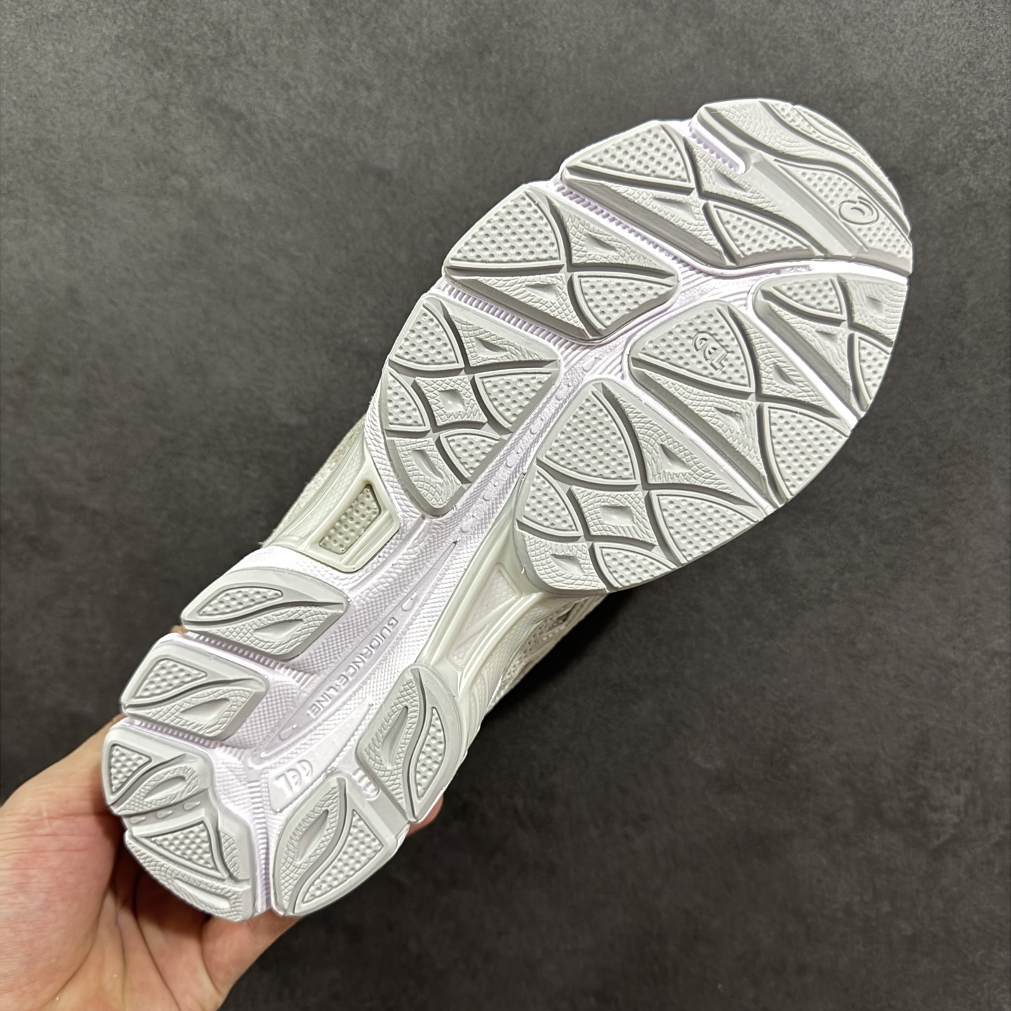 图片[9]-【公司级】Asics Gel-NYC复古单品 亚瑟士ASICSTIGER秋季新款休闲鞋 厚底街头运动休闲鞋 ASICS亚瑟士推出全新GEL-NYC，彰显纽约都市活力 这次的新系列融入了多个版本GEL的经典设计风格，广受好评。其设计灵感来源于GEL-NIMBUS 3,GEL-MC PLUS V 和 GEL-CUMULUS 16 这些往日经典鞋款。GEL-NYC使用GEL-CUMULUS 16鞋款的鞋楦设计,展现了独特的现代化美学。鞋底采用了轻质发泡材料,并在后跟和前掌处采用了ASICS亚瑟士核心科技——GEL缓震胶,赋予鞋款强大的缓冲性能,提供了更柔软舒适的穿着体验。而在原有设计的启发之上,此次鞋款采用更贴合当今潮流趋势的材料和创新技术,展现出纽约充满活力的都市精神。 尺码：36-45-选品中心