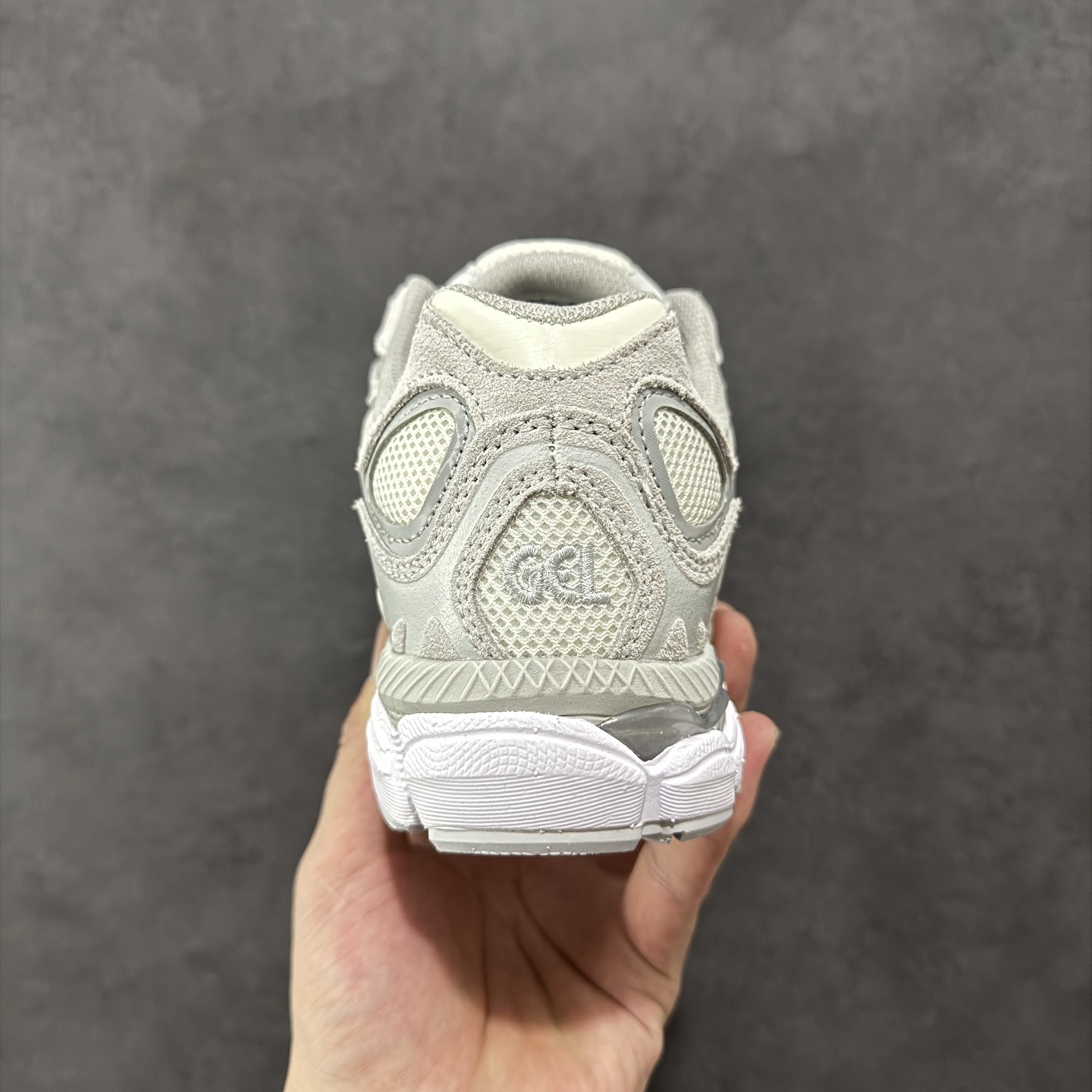 图片[4]-【公司级】Asics Gel-NYC复古单品 亚瑟士ASICSTIGER秋季新款休闲鞋 厚底街头运动休闲鞋 ASICS亚瑟士推出全新GEL-NYC，彰显纽约都市活力 这次的新系列融入了多个版本GEL的经典设计风格，广受好评。其设计灵感来源于GEL-NIMBUS 3,GEL-MC PLUS V 和 GEL-CUMULUS 16 这些往日经典鞋款。GEL-NYC使用GEL-CUMULUS 16鞋款的鞋楦设计,展现了独特的现代化美学。鞋底采用了轻质发泡材料,并在后跟和前掌处采用了ASICS亚瑟士核心科技——GEL缓震胶,赋予鞋款强大的缓冲性能,提供了更柔软舒适的穿着体验。而在原有设计的启发之上,此次鞋款采用更贴合当今潮流趋势的材料和创新技术,展现出纽约充满活力的都市精神。 尺码：36-45-选品中心