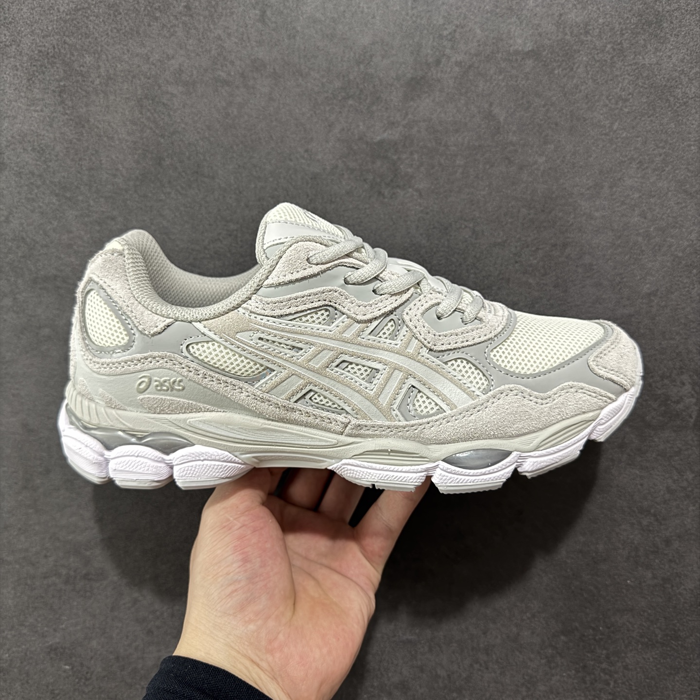 【公司级】Asics Gel-NYC复古单品 亚瑟士ASICSTIGER秋季新款休闲鞋 厚底街头运动休闲鞋 ASICS亚瑟士推出全新GEL-NYC,彰显纽约都市活力 这次的新系列融入了多个版本GEL的经典设计风格,广受好评。其设计灵感来源于GEL-NIMBUS 3,GEL-MC PLUS V 和 GEL-CUMULUS 16 这些往日经典鞋款。GEL-NYC使用GEL-CUMULUS 16鞋款的鞋楦设计,展现了独特的现代化美学。鞋底采用了轻质发泡材料,并在后跟和前掌处采用了ASICS亚瑟士核心科技——GEL缓震胶,赋予鞋款强大的缓冲性能,提供了更柔软舒适的穿着体验。而在原有设计的启发之上,此次鞋款采用更贴合当今潮流趋势的材料和创新技术,展现出纽约充满活力的都市精神。 尺码:36-45-选品中心