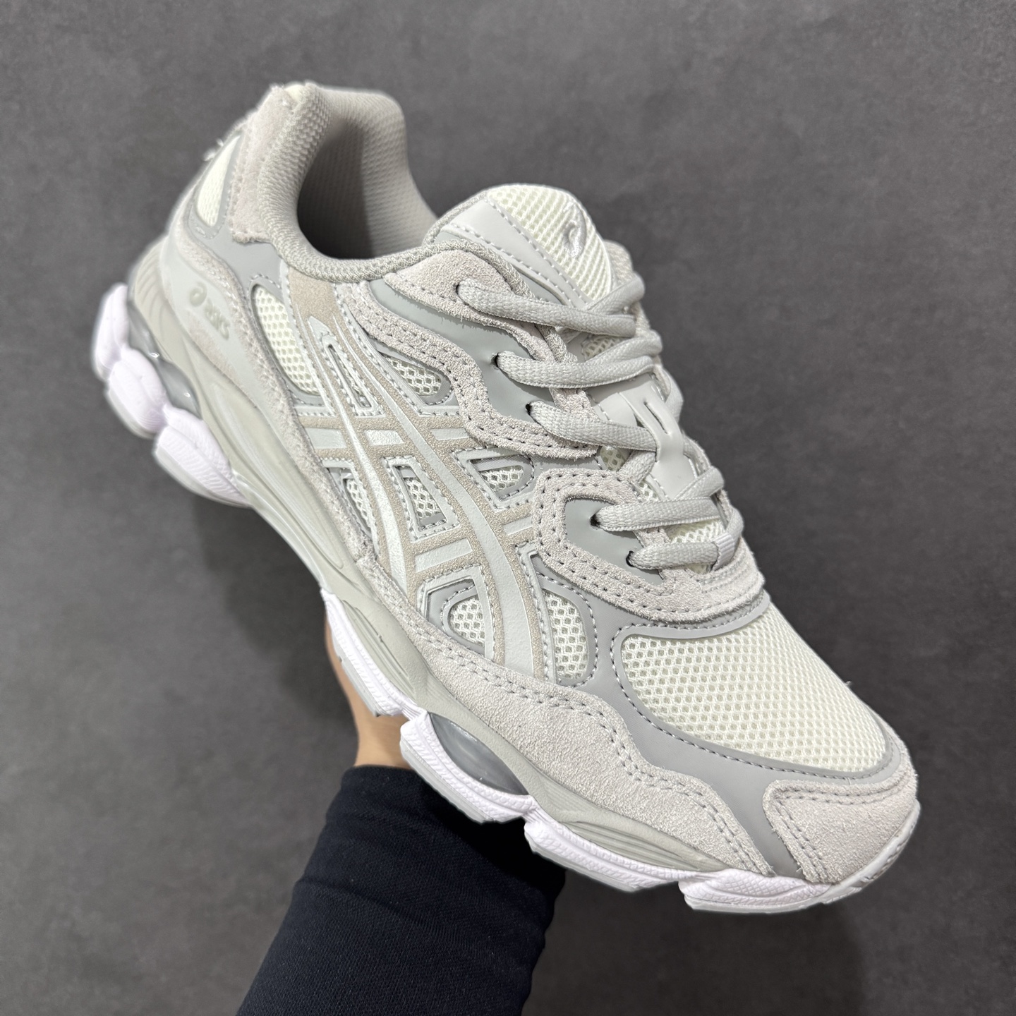 图片[3]-【公司级】Asics Gel-NYC复古单品 亚瑟士ASICSTIGER秋季新款休闲鞋 厚底街头运动休闲鞋 ASICS亚瑟士推出全新GEL-NYC，彰显纽约都市活力 这次的新系列融入了多个版本GEL的经典设计风格，广受好评。其设计灵感来源于GEL-NIMBUS 3,GEL-MC PLUS V 和 GEL-CUMULUS 16 这些往日经典鞋款。GEL-NYC使用GEL-CUMULUS 16鞋款的鞋楦设计,展现了独特的现代化美学。鞋底采用了轻质发泡材料,并在后跟和前掌处采用了ASICS亚瑟士核心科技——GEL缓震胶,赋予鞋款强大的缓冲性能,提供了更柔软舒适的穿着体验。而在原有设计的启发之上,此次鞋款采用更贴合当今潮流趋势的材料和创新技术,展现出纽约充满活力的都市精神。 尺码：36-45-选品中心